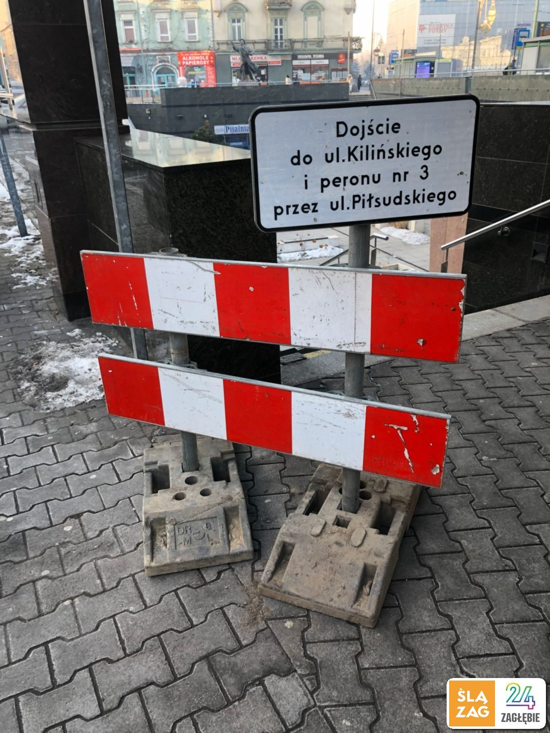 Sosnowiec. Tunel dla pieszych pod dworcem kolejowym głównym. Znak przed zejściem na placu Stulecia. 19 stycznia 2026.