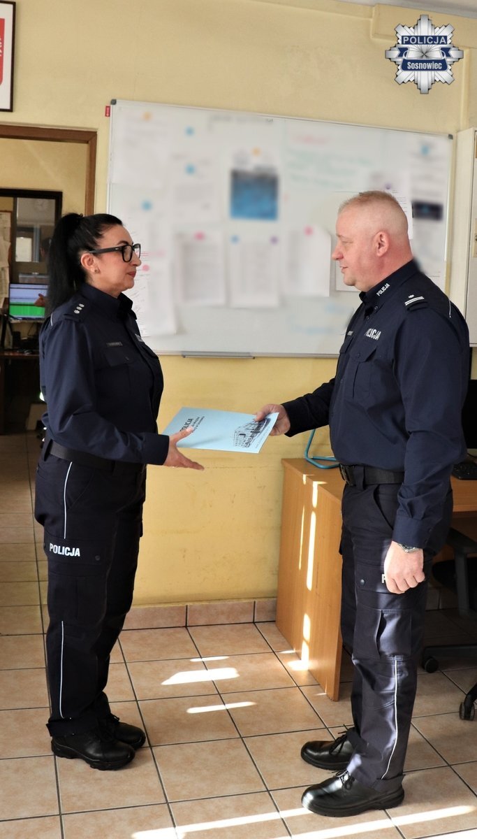 Sosnowiec. Kom. Agnieszka Osys-Jagła nowym komendantem IV Komisariatu Policji w Sosnowcu. Rozkaz wręcza Zastępca Komendanta Miejskiego Policji podinsp. Dariusz Kalarus. 7 kwietnia 2026