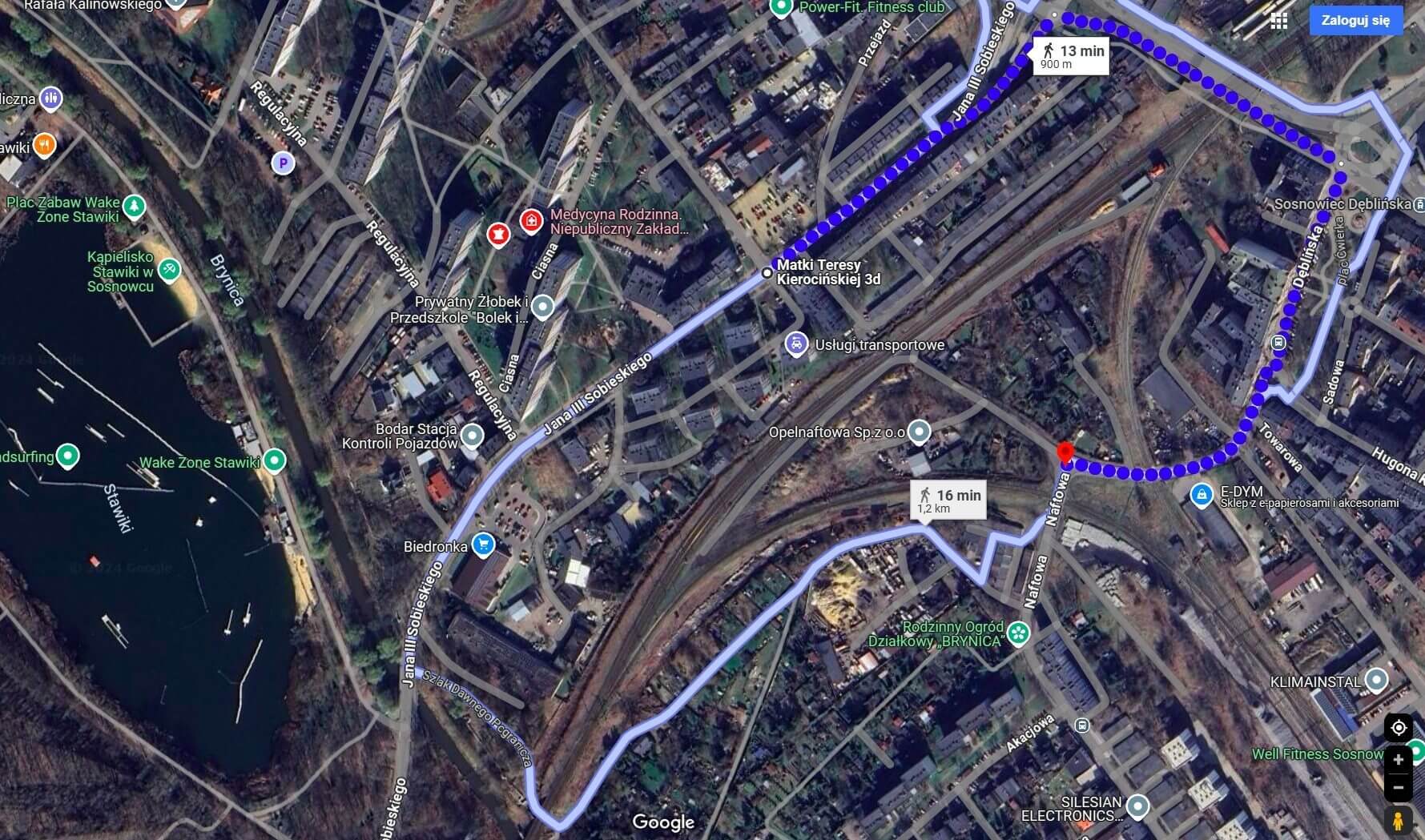 Sosnowiec. Przejście przez torowisko linii kolejowej nr 1 między ulicami Jana III Sobieskiego a Dęblińską i Naftową w Sosnowcu. Na mapie zaznaczono, ile trzeba nadrobić drogi, by legalnie przejść pieszo na drugą stronę torów. Styczeń 2025.