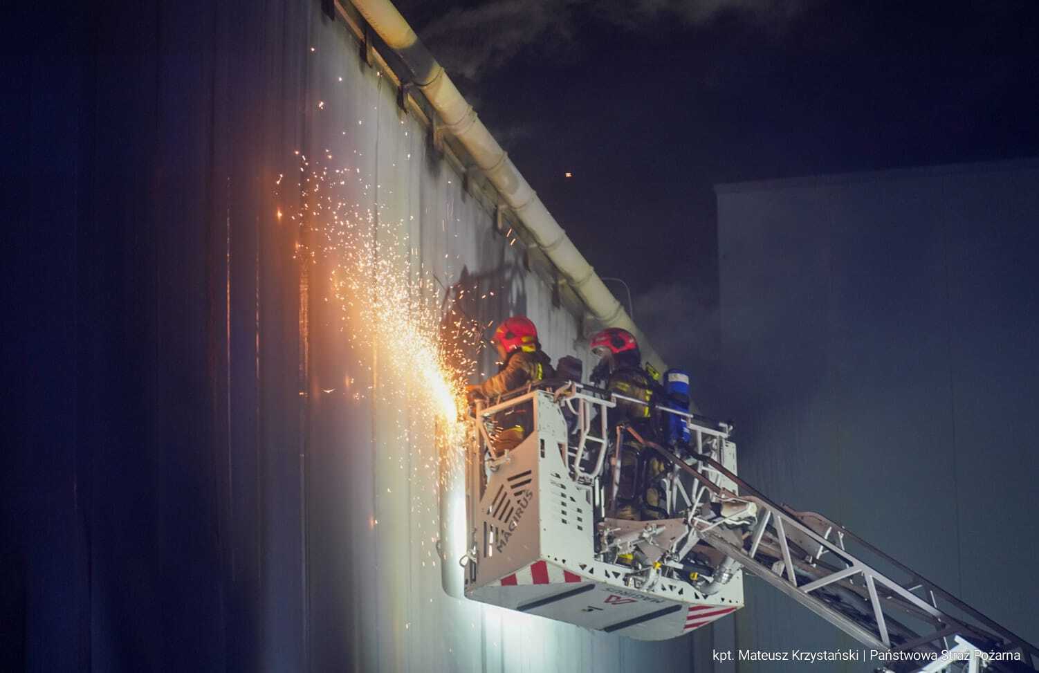 Sosnowiec-Milowice. Ul. Krzysztofa Kamila Baczyńskiego 165. Pożar hali w Zakładach Mięsnych „Duda” („Cedrob”). 10 maja 2025.