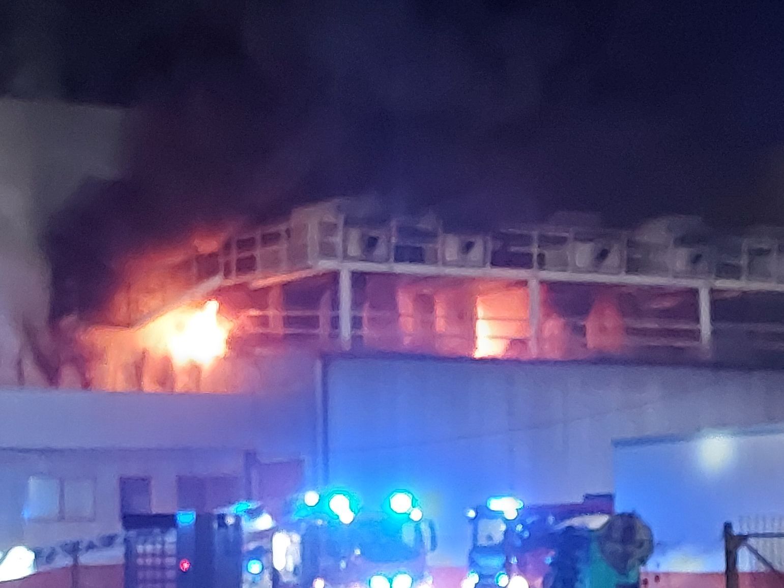 Sosnowiec-Milowice. Ul. Krzysztofa Kamila Baczyńskiego 165. Pożar hali w Zakładach Mięsnych „Duda” („Cedrob”). 10 maja 2025.
