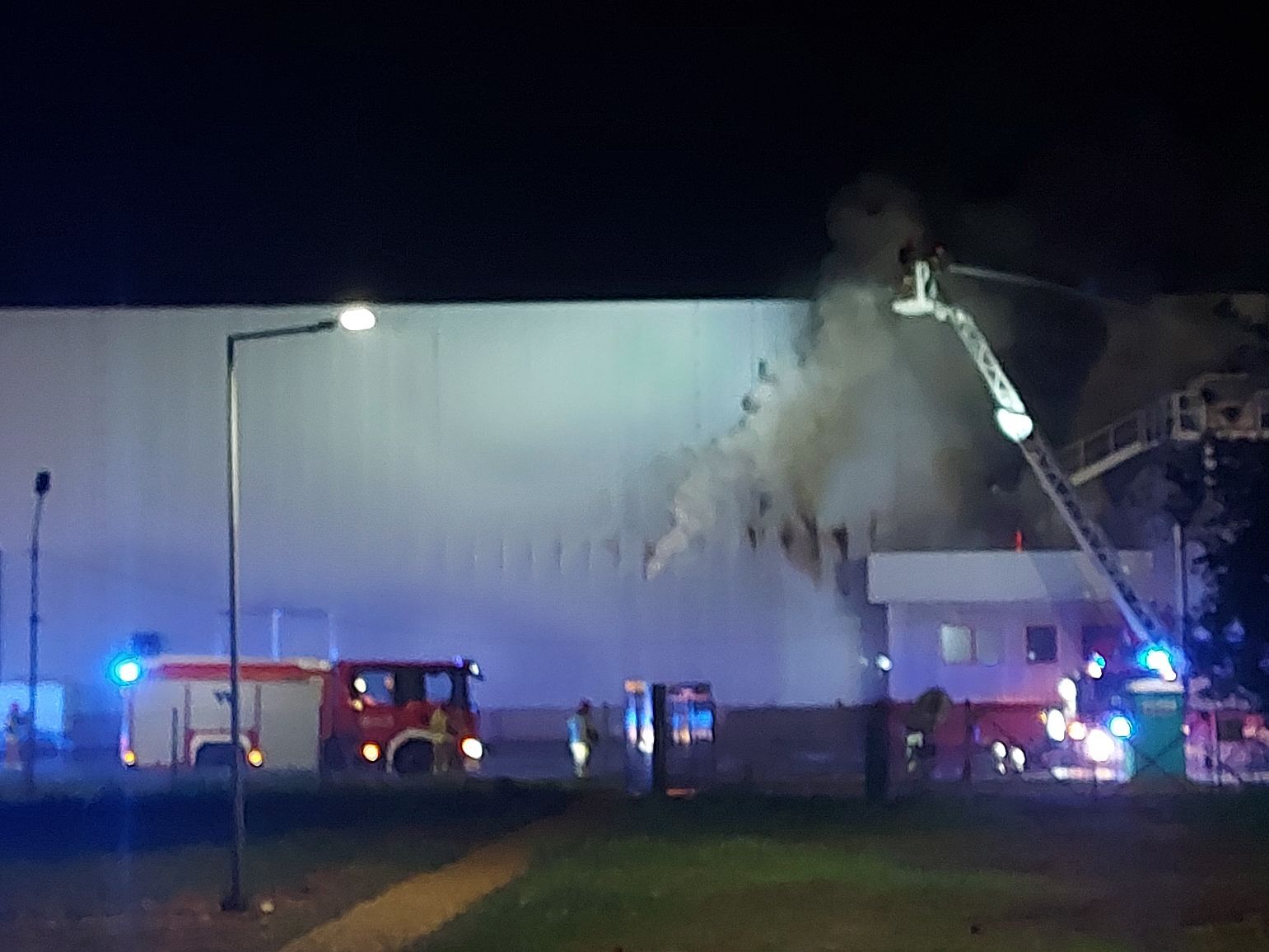Sosnowiec-Milowice. Ul. Krzysztofa Kamila Baczyńskiego 165. Pożar hali w Zakładach Mięsnych „Duda” („Cedrob”). 10 maja 2025.