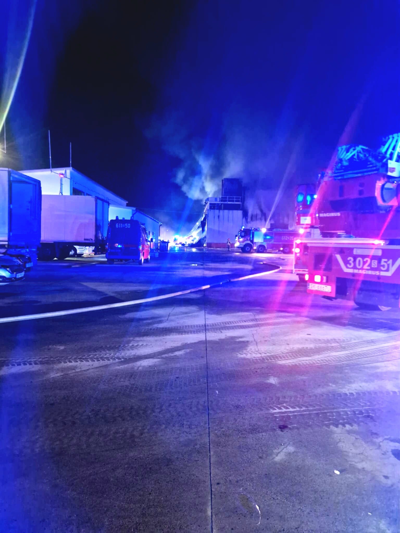 Sosnowiec-Milowice. Ul. Krzysztofa Kamila Baczyńskiego 165. Pożar hali w Zakładach Mięsnych „Duda” („Cedrob”). 10 maja 2025.