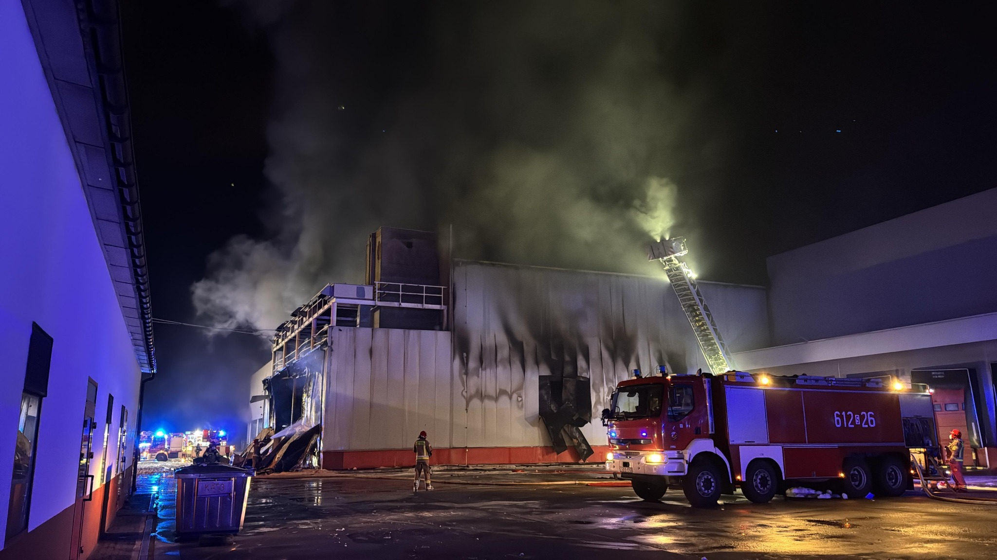 Sosnowiec-Milowice. Ul. Krzysztofa Kamila Baczyńskiego 165. Pożar hali w Zakładach Mięsnych „Duda” („Cedrob”). 10 maja 2025.