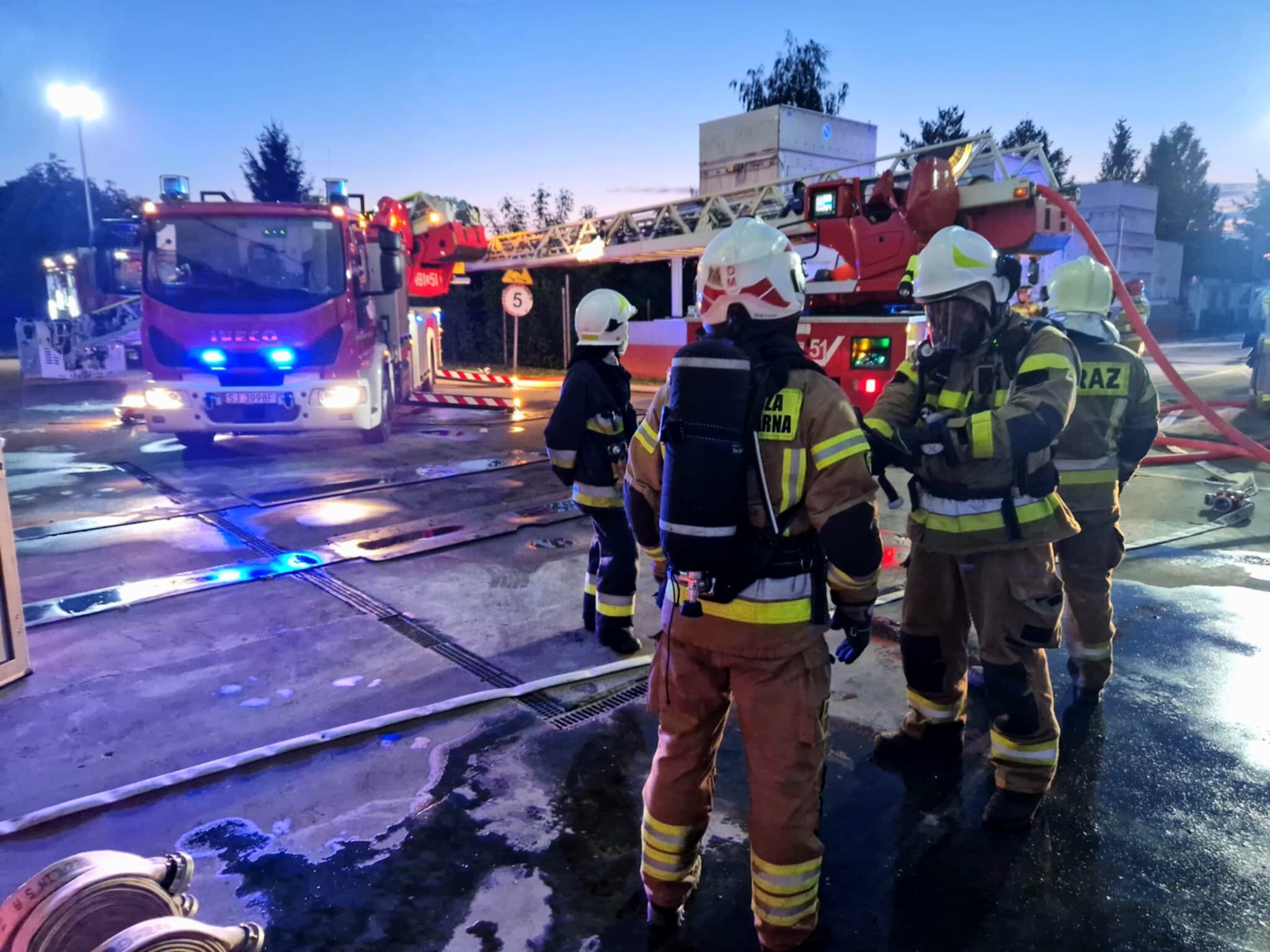 Sosnowiec-Milowice. Ul. Krzysztofa Kamila Baczyńskiego 165. Pożar hali w Zakładach Mięsnych „Duda” („Cedrob”). 10 maja 2025.