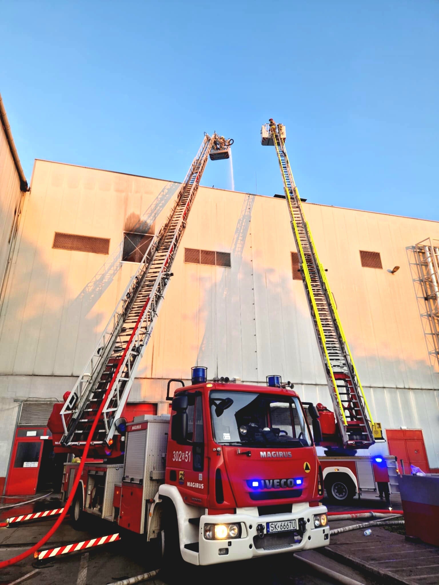 Sosnowiec-Milowice. Ul. Krzysztofa Kamila Baczyńskiego 165. Pożar hali w Zakładach Mięsnych „Duda” („Cedrob”). 10 maja 2025.