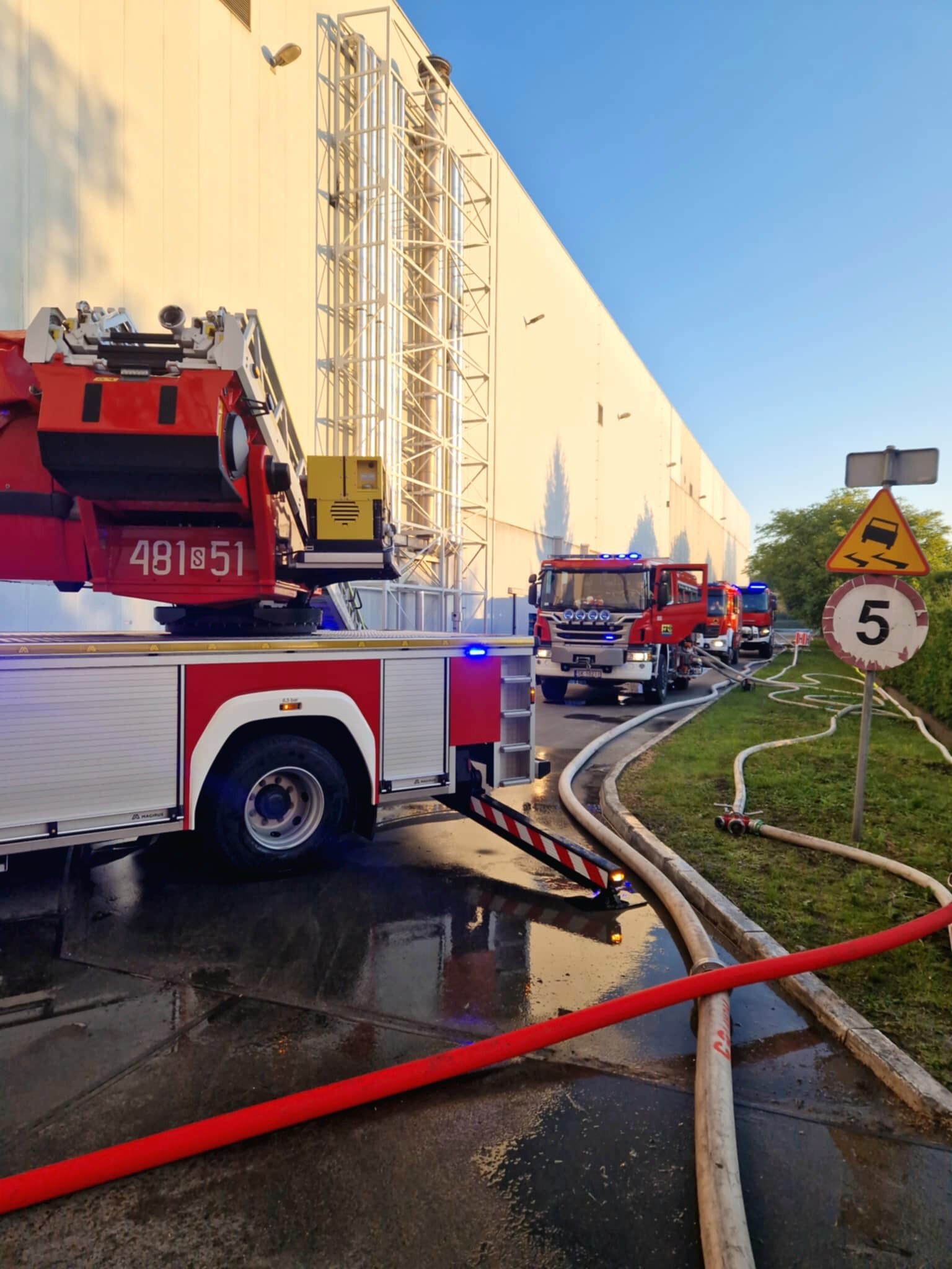 Sosnowiec-Milowice. Ul. Krzysztofa Kamila Baczyńskiego 165. Pożar hali w Zakładach Mięsnych „Duda” („Cedrob”). 10 maja 2025.