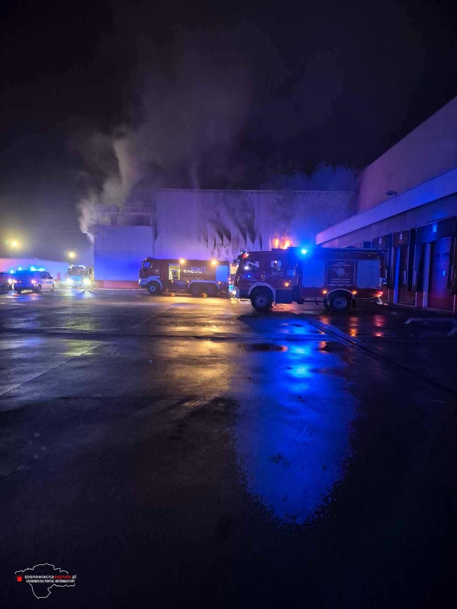 Sosnowiec-Milowice. Ul. Krzysztofa Kamila Baczyńskiego 165. Pożar hali w Zakładach Mięsnych „Duda” („Cedrob”). 10 maja 2025.