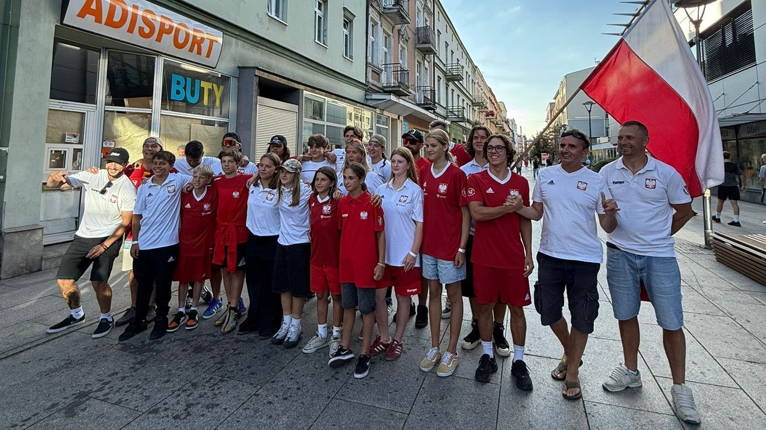 Mistrzostwa Europy i Afryki w Wakeboard i Wakeskate 2025 w Sosnowcu. Parada rozpoczęcia. Reprezentacja Polski. 19 sierpnia 2025.