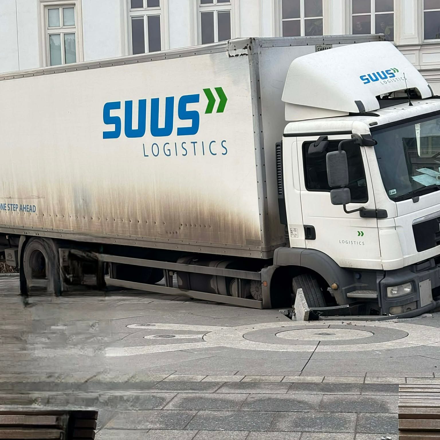 Sosnowiec. Plac Powstańców Styczniowych. Ciężarówka zapadła się do fontanny. 6 lutego 2026.