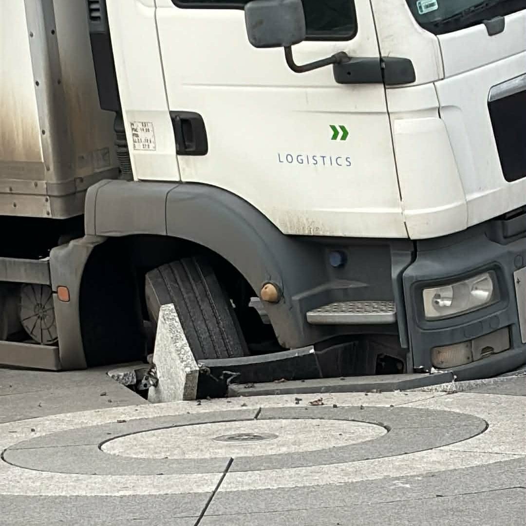 Sosnowiec. Plac Powstańców Styczniowych. Ciężarówka zapadła się do fontanny. 6 lutego 2026. fot.: Mirosław Mitka