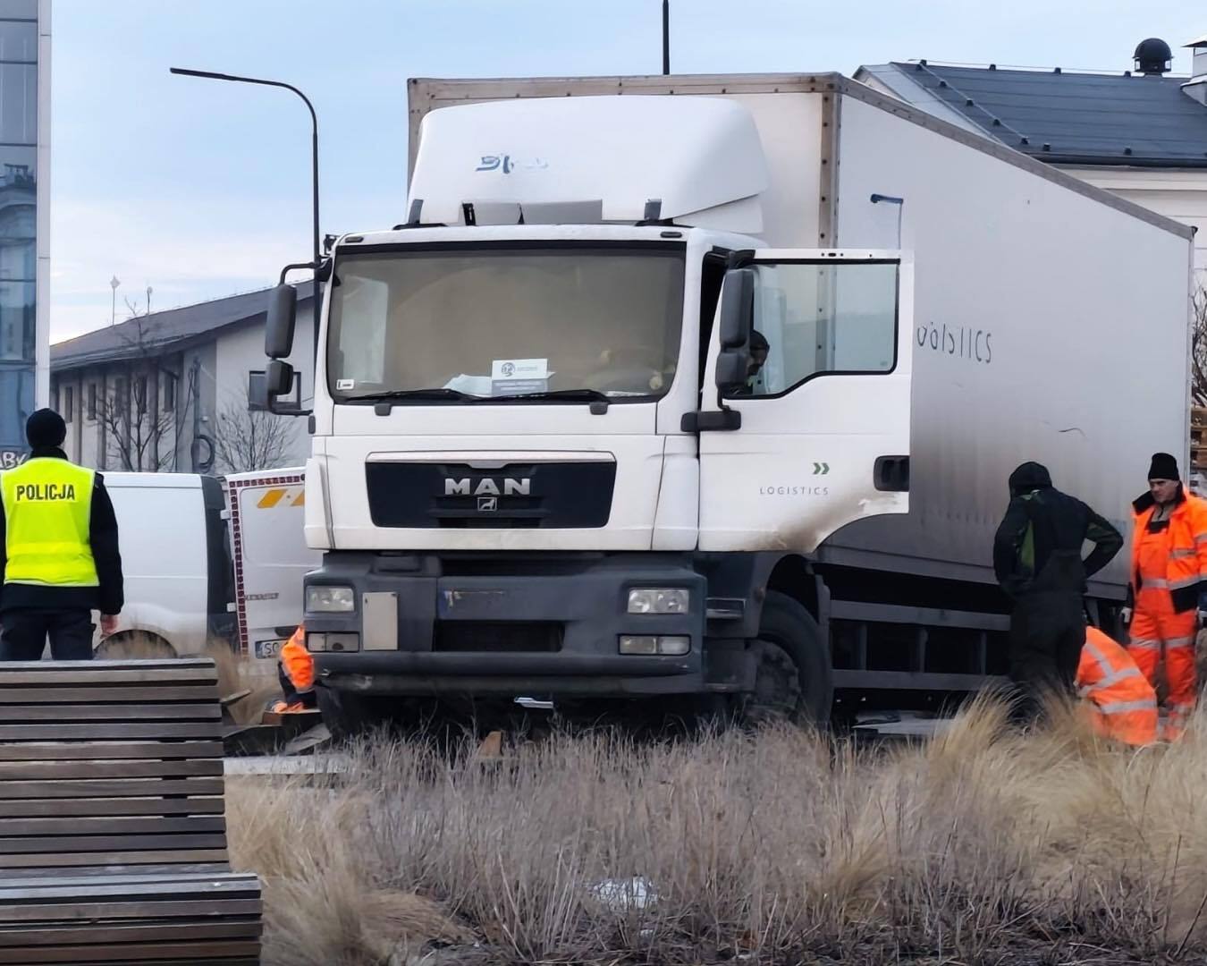 Sosnowiec. Plac Powstańców Styczniowych. Ciężarówka zapadła się do fontanny. 6 lutego 2026.