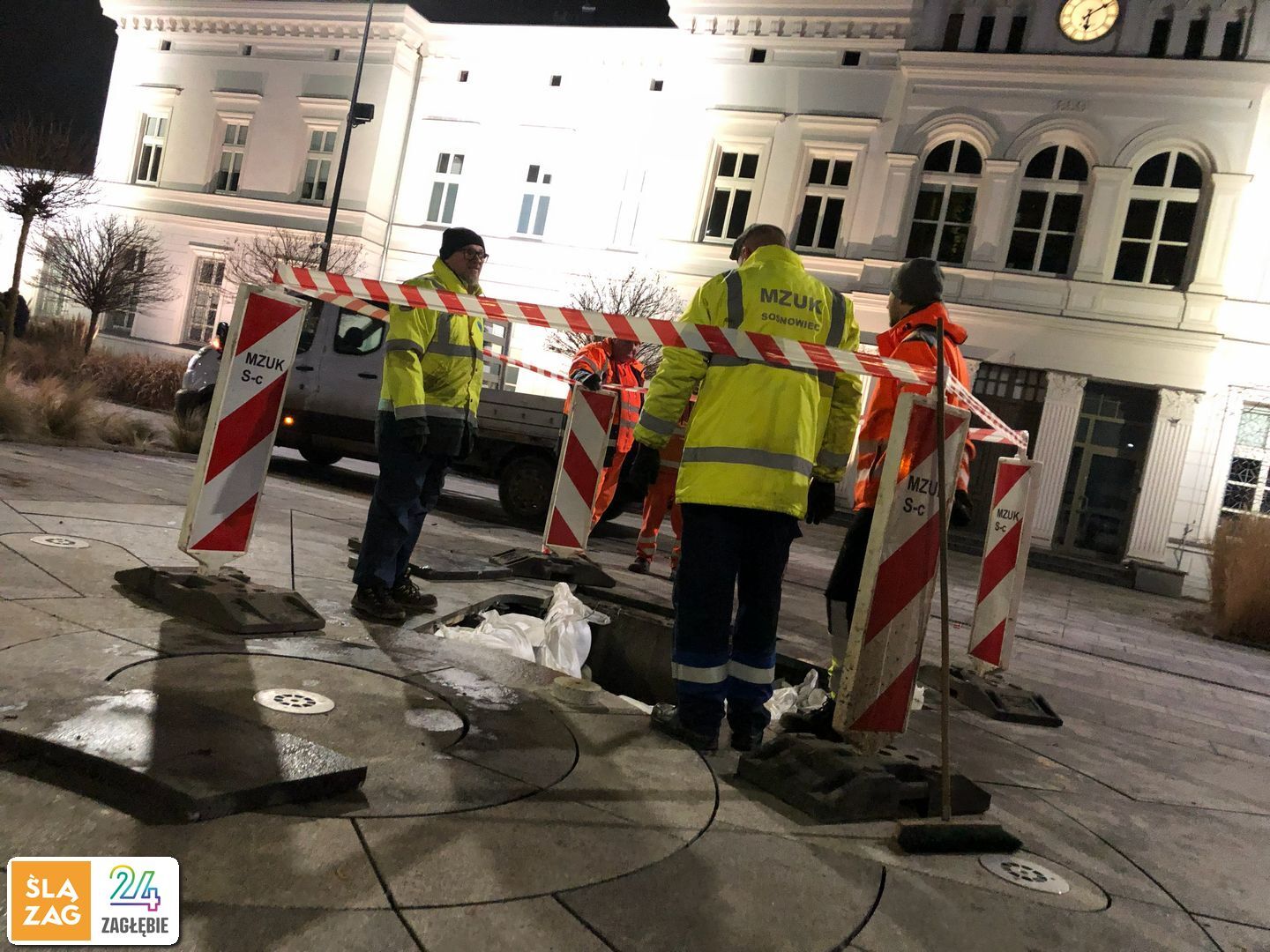 Sosnowiec. Plac Powstańców Styczniowych. Ciężarówka zapadła się do fontanny. MZUK podczas tymczasowej naprawy. 6 lutego 2026.