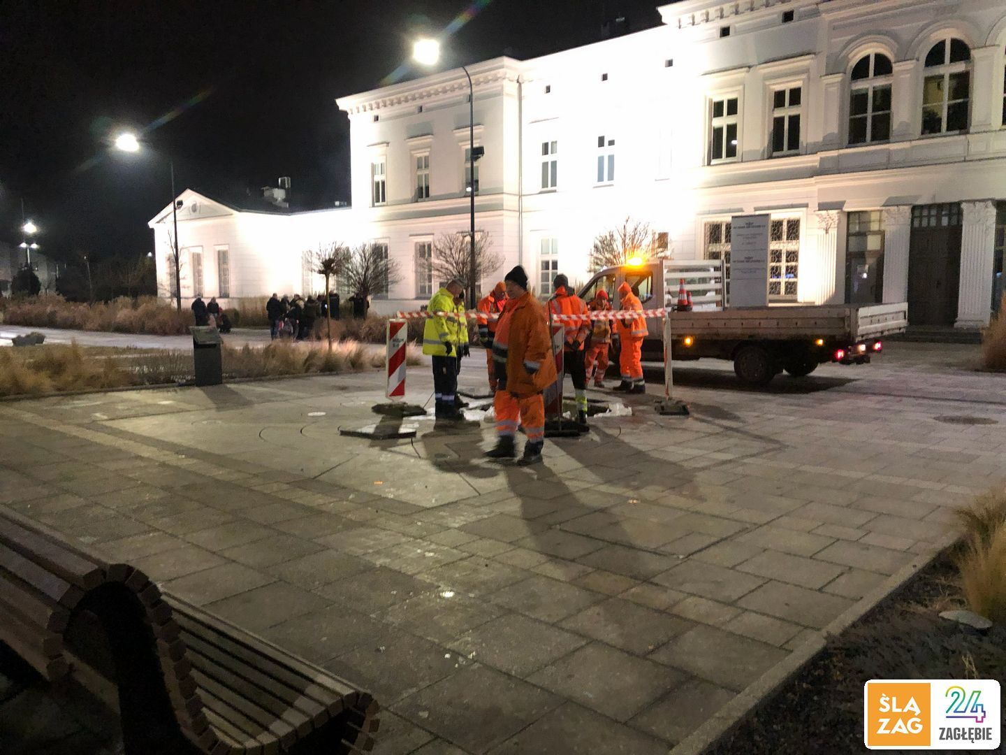 Sosnowiec. Plac Powstańców Styczniowych. Ciężarówka zapadła się do fontanny. MZUK podczas tymczasowej naprawy. 6 lutego 2026.