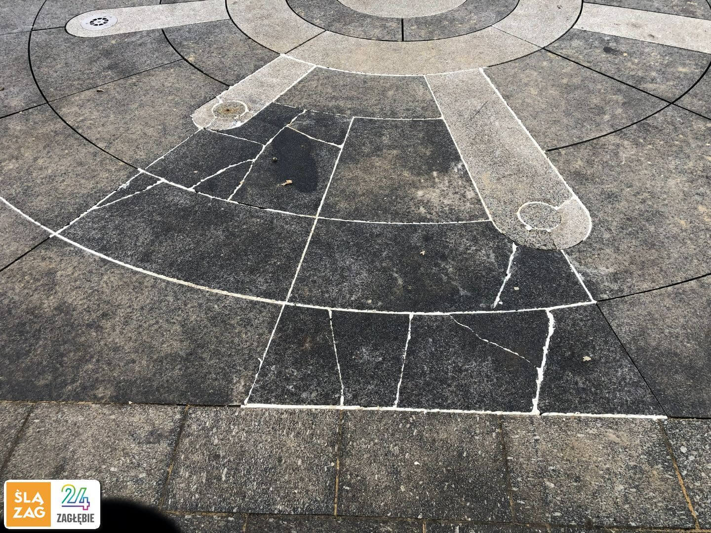 Sosnowiec. Plac Powstańców Styczniowych. Inscenizacja bitwy o dworzec z Powstania Styczniowego. Nawierzchnia tymczasowo naprawiona. 7 lutego 2026.