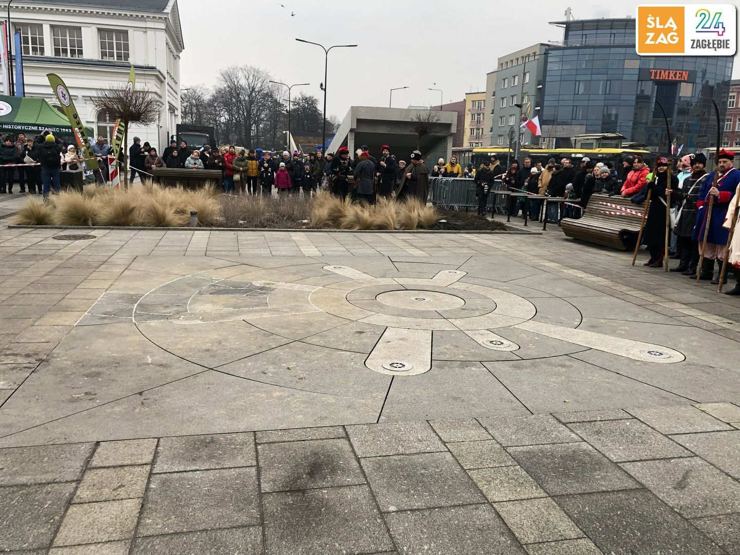 Sosnowiec. Plac Powstańców Styczniowych. Inscenizacja bitwy o dworzec z Powstania Styczniowego. Nawierzchnia tymczasowo naprawiona. 7 lutego 2026.