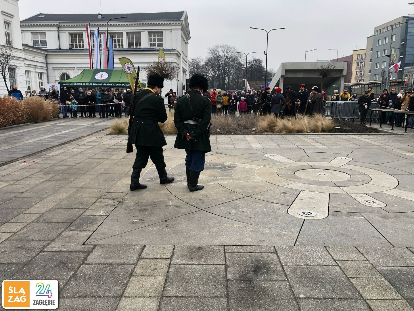 Sosnowiec. Plac Powstańców Styczniowych. Inscenizacja bitwy o dworzec z Powstania Styczniowego. Nawierzchnia tymczasowo naprawiona. 7 lutego 2026.
