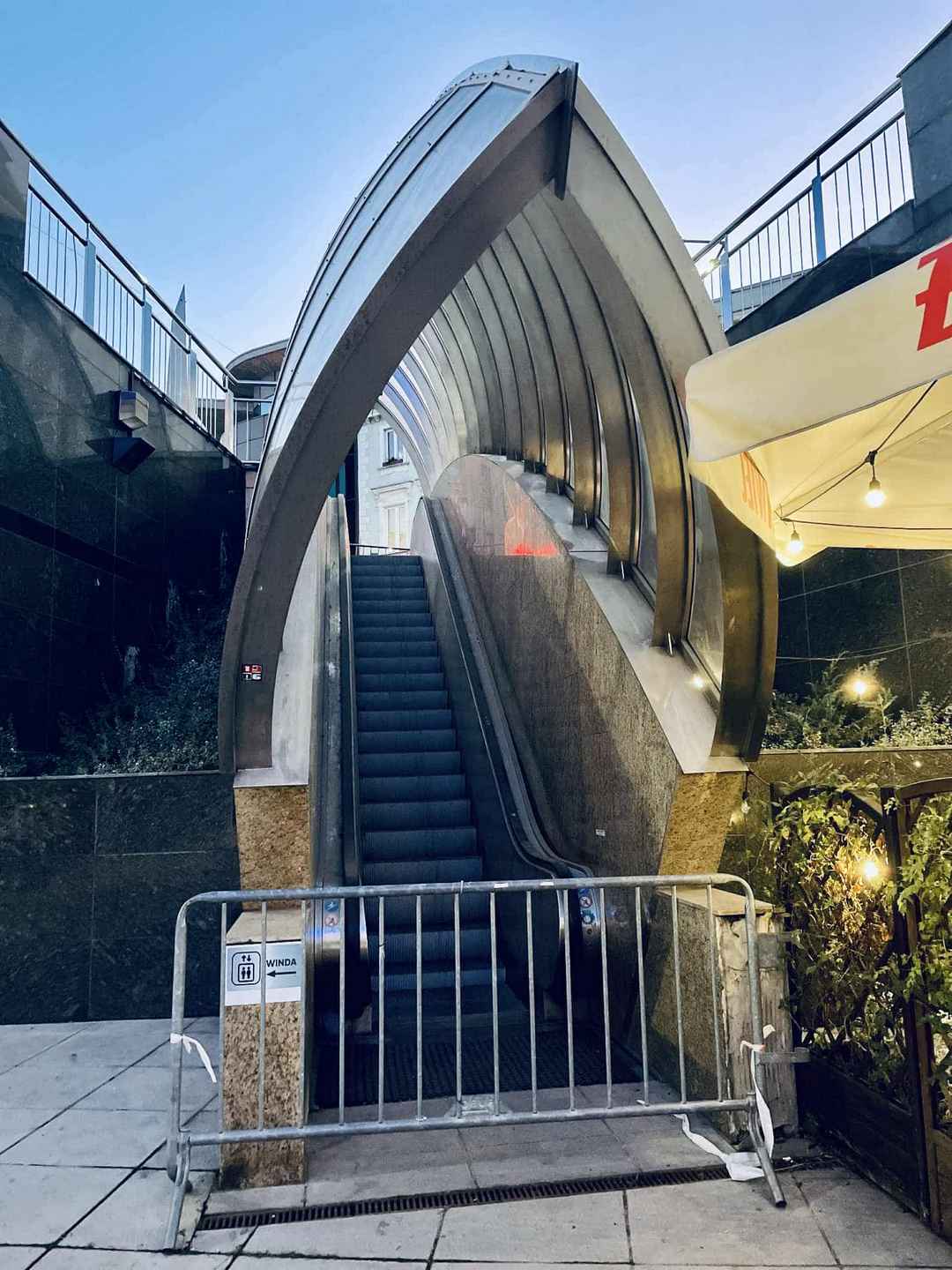 Sosnowiec. Plac Stulecia („Patelnia”). Nieruchome schody ruchome. 7 listopada 2025.