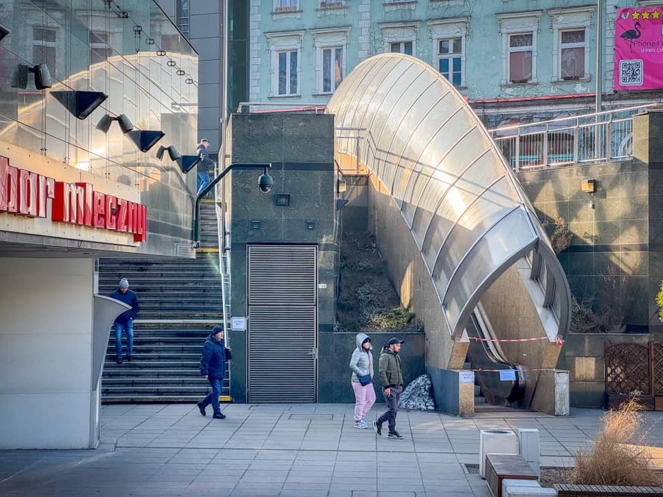 Sosnowiec. Plac Stulecia („Patelnia”). Nieruchome schody ruchome. 11 lutego 2025.