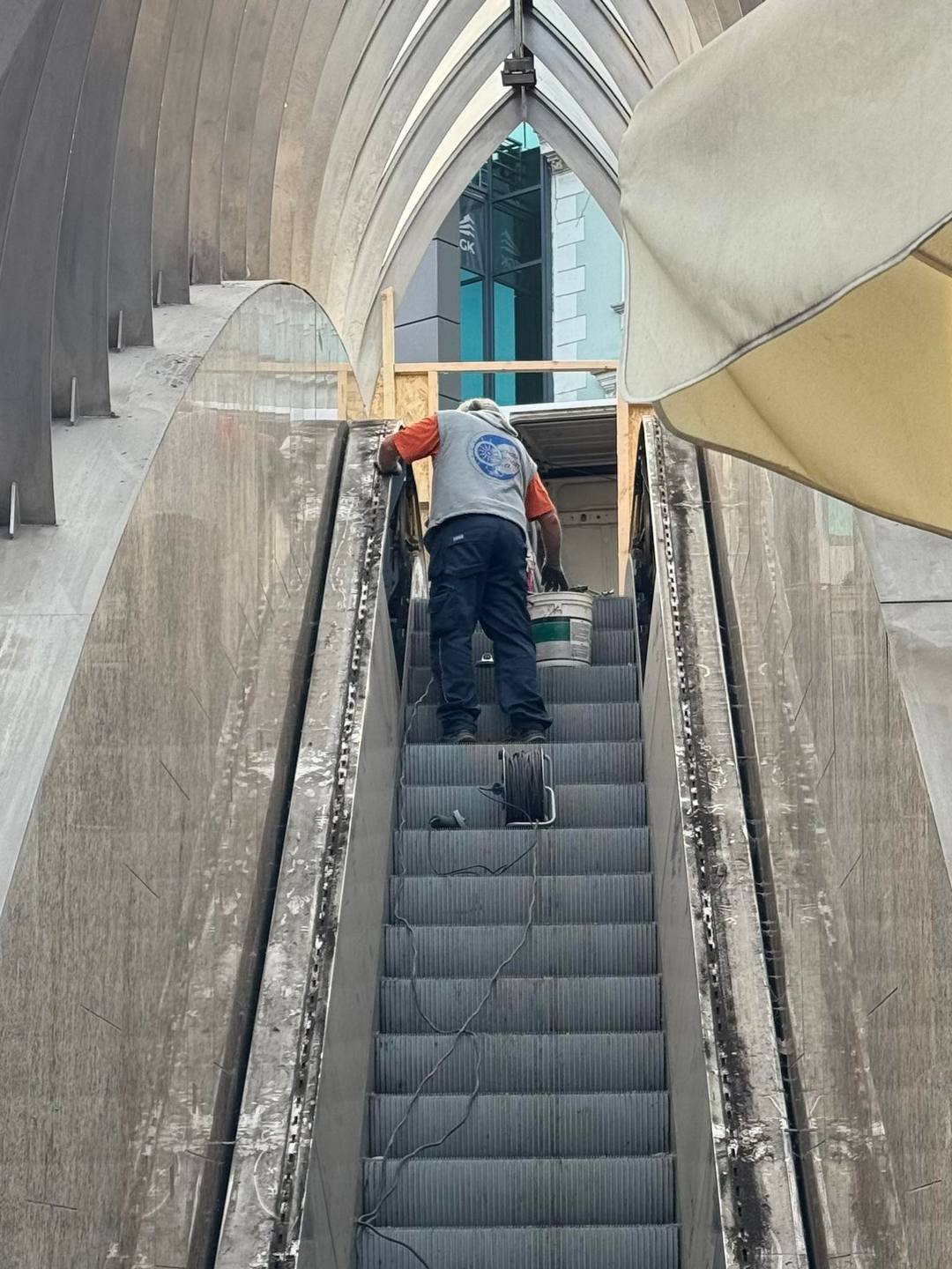 Sosnowiec. Plac Stulecia („Patelnia”). Nieruchome schody ruchome – demontaż. 12 listopada 2025.