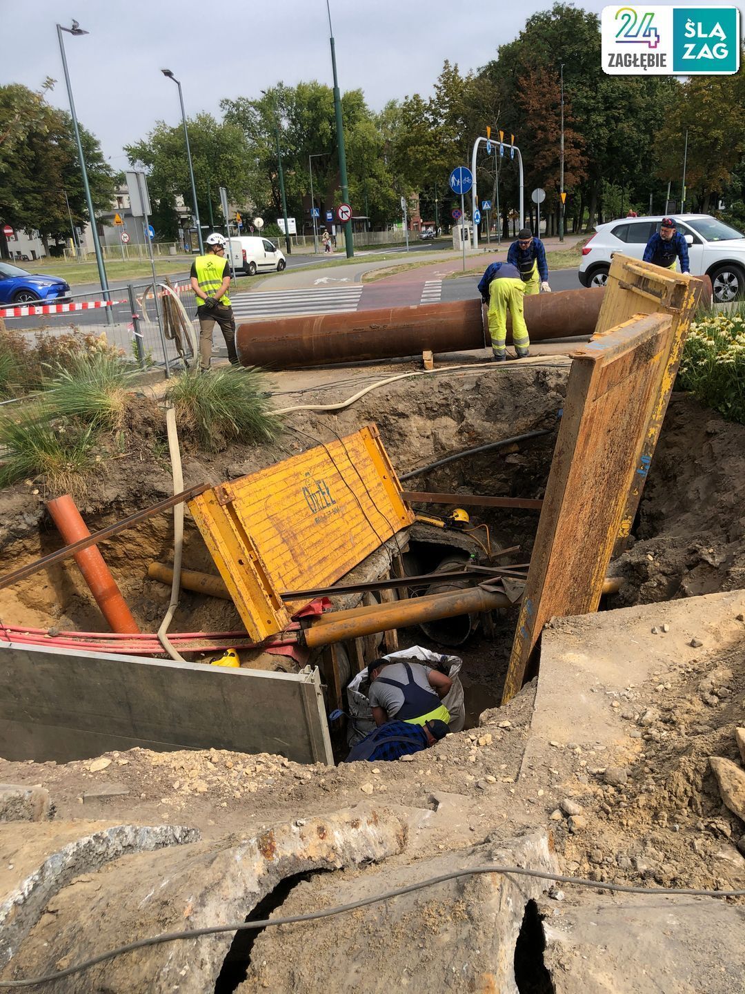 Sosnowiec-Pogoń. Skrzyżowanie ulic Orlej i Staropogońskiej. Naprawa wodociągu ciepłej wody użytkowej. 21 sierpnia 2025.