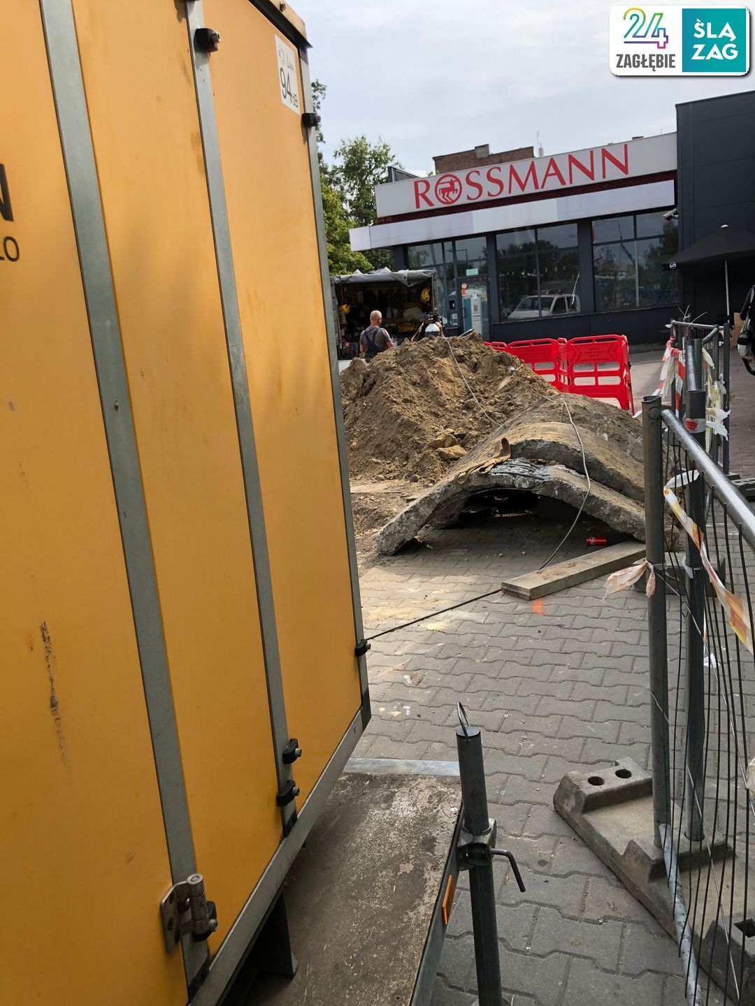 Sosnowiec-Pogoń. Skrzyżowanie ulic Orlej i Staropogońskiej. Naprawa wodociągu ciepłej wody użytkowej. 21 sierpnia 2025.