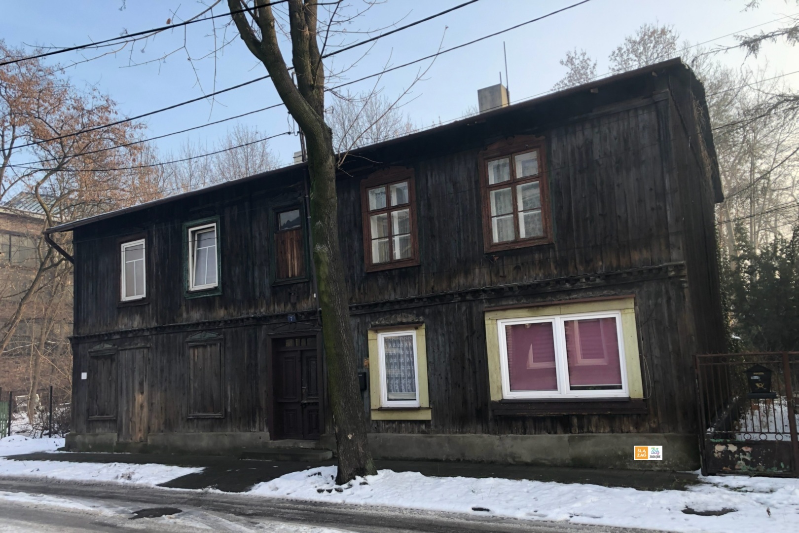 Sosnowiec-Pogoń. Ulica Floriańska. „Kamienica” z drewna. 15 stycznia 2026.