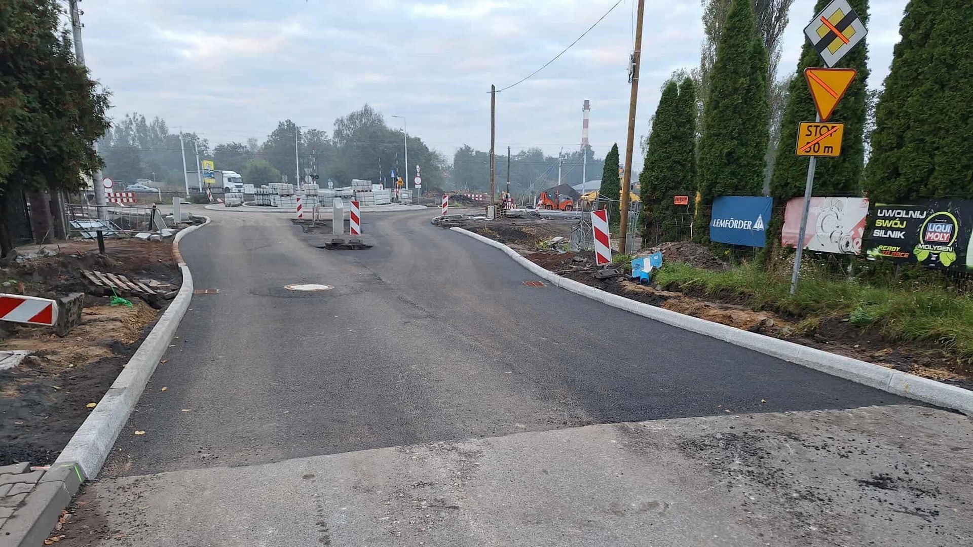 Sosnowiec. Połowa nawierzchni nowego ronda w Porąbce (Juliusz) i ulicy Wileńskiej gotowe. Dziś „przekładka” ruchu na drugą stronę