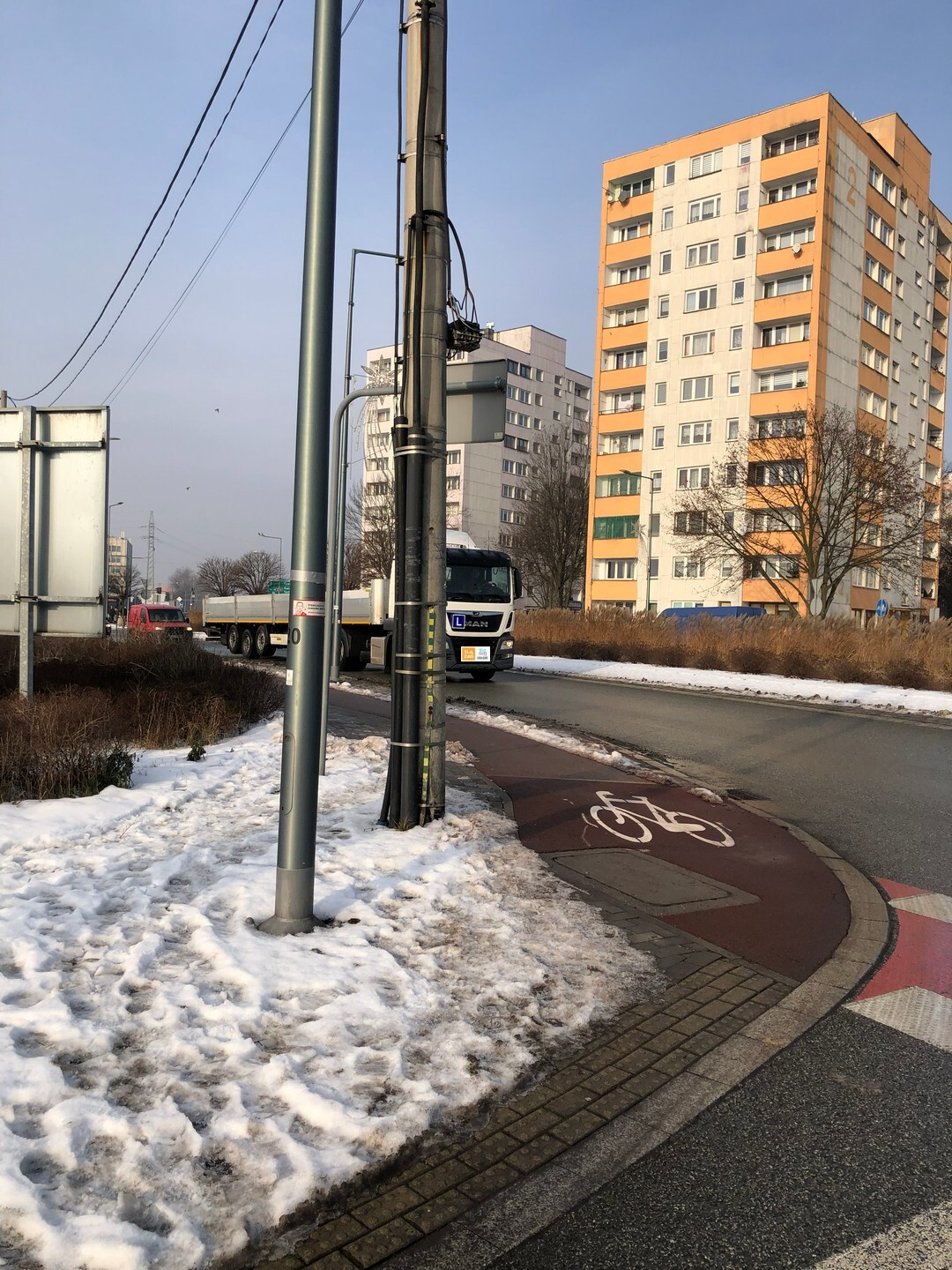 Sosnowiec-Rudna. Skrzyżowanie ulicy Stefana Roweckiego „Grota” i ulicy Ptasiej. Środek chodnika – idealne miejsce na dwa słupy. 15 stycznia 2026