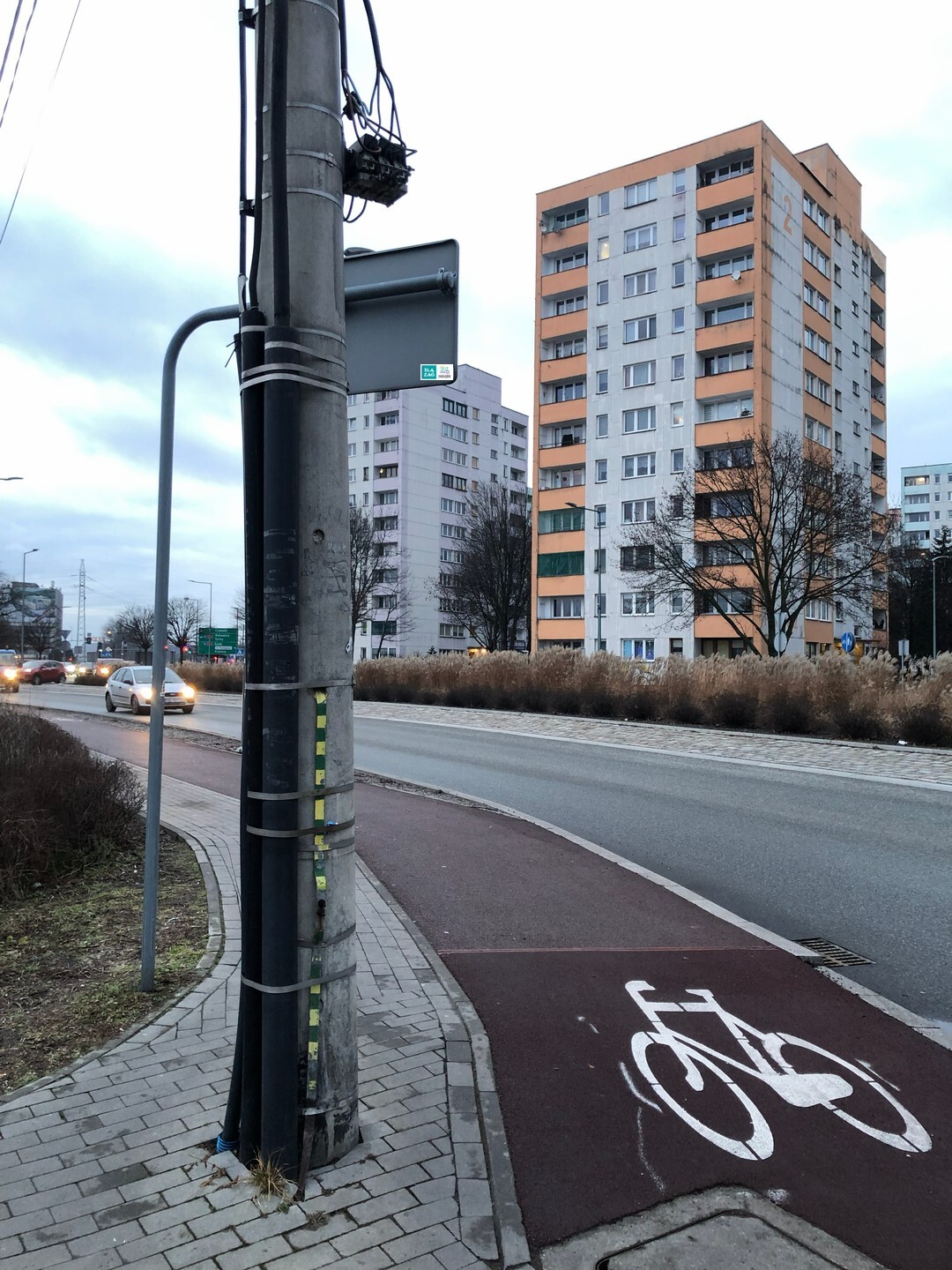 Sosnowiec-Rudna. Skrzyżowanie ulicy Stefana Roweckiego „Grota” i ulicy Ptasiej. Środek chodnika – idealne miejsce na słupy. 24 lutego 2026