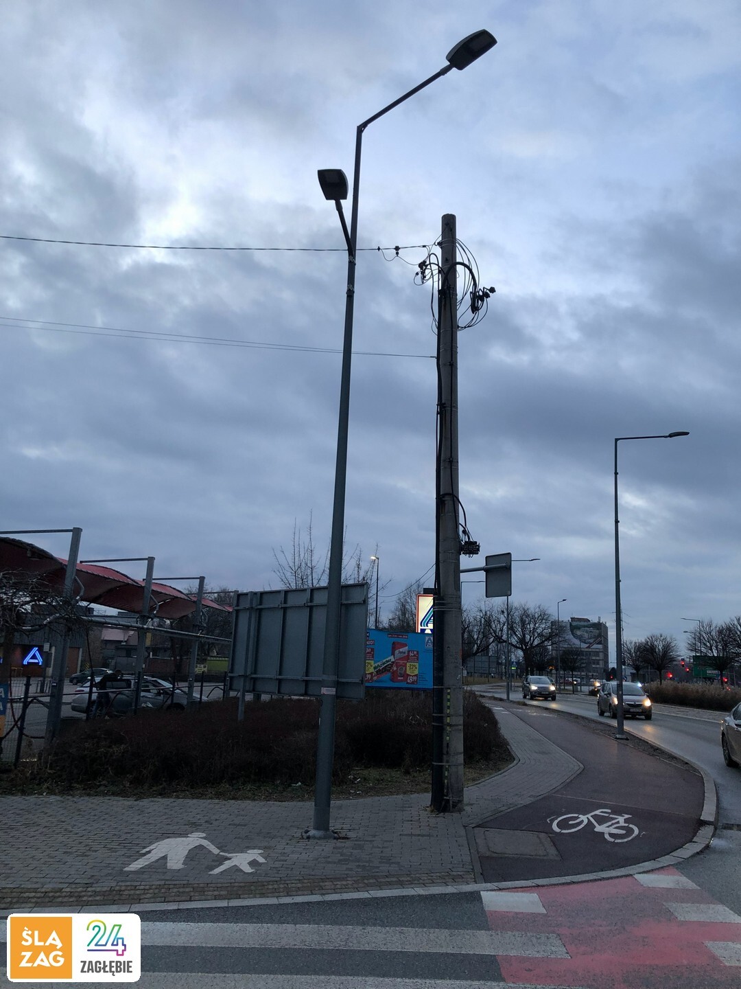Sosnowiec-Rudna. Skrzyżowanie ulicy Stefana Roweckiego „Grota” i ulicy Ptasiej. Środek chodnika – idealne miejsce na dwa słupy. 24 lutego 2026