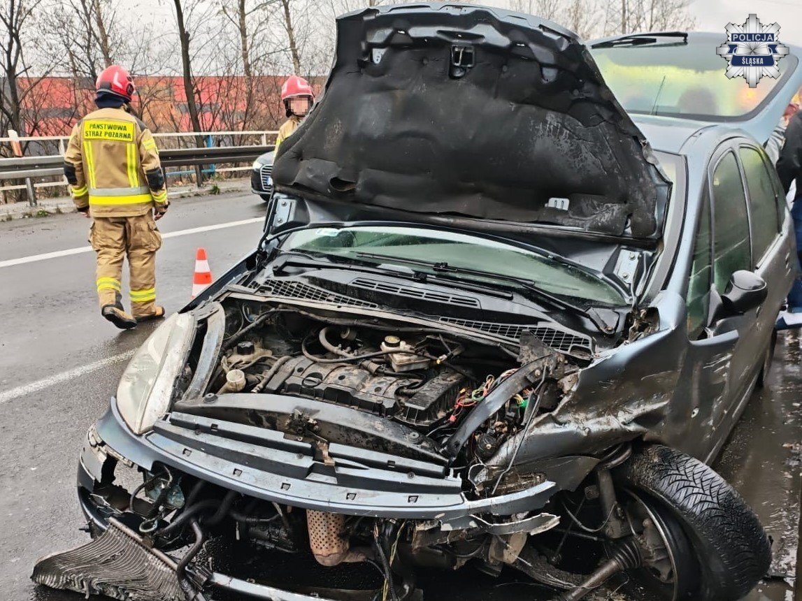 Sosnowiec. Droga ekspresowa S1 – 542 kilometr. Uderzenie samochodu osobowego w barierę. 10 listopada 2025.