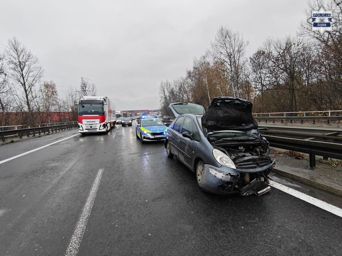 Sosnowiec. Droga ekspresowa S1 – 542 kilometr. Uderzenie samochodu osobowego w barierę. 10 listopada 2025.