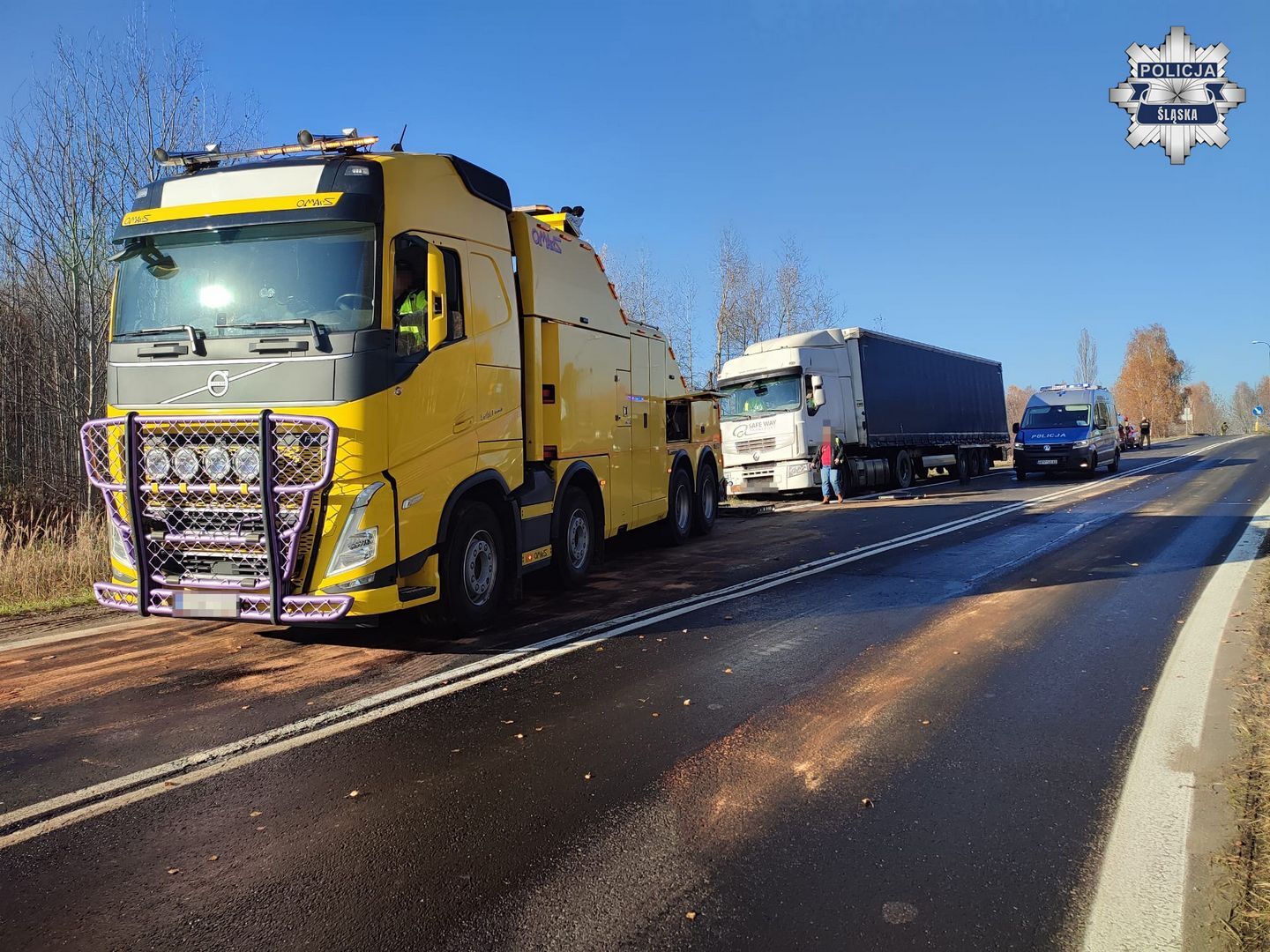 Sosnowiec. Droga ekspresowa S1 – zjazd na ulicę Teofila Lenartowicza. Wyciek oleju napędowego z ciężarówki. 6 listopada 2025.