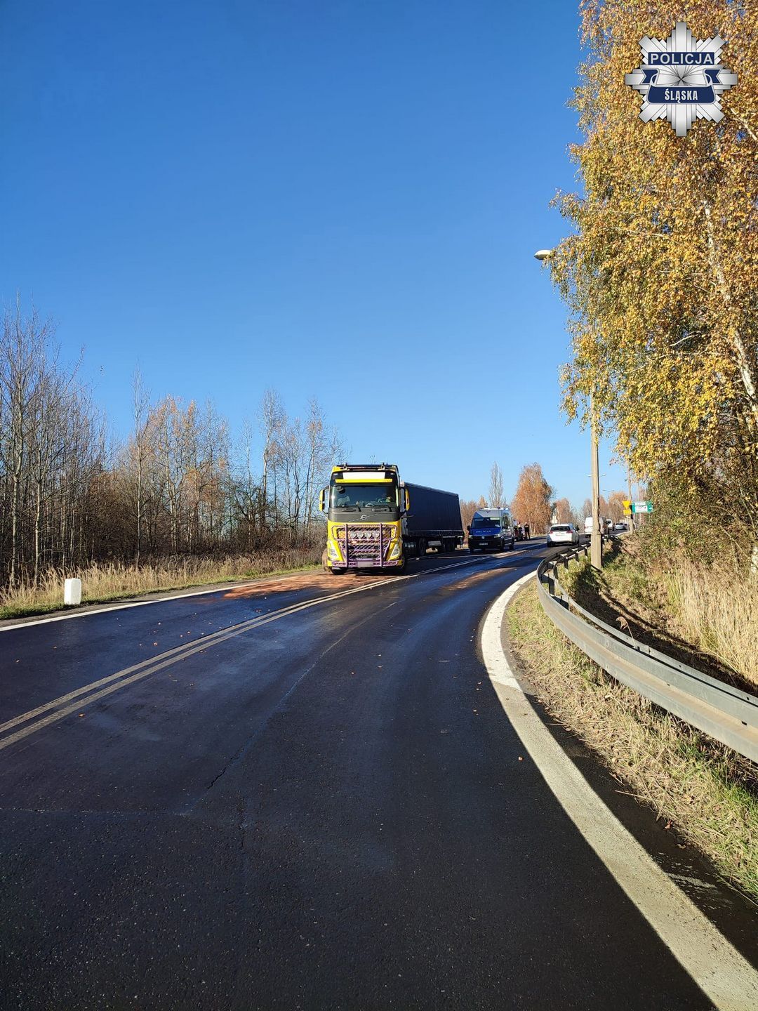 Sosnowiec. Droga ekspresowa S1 – zjazd na ulicę Teofila Lenartowicza. Wyciek oleju napędowego z ciężarówki. 6 listopada 2025.