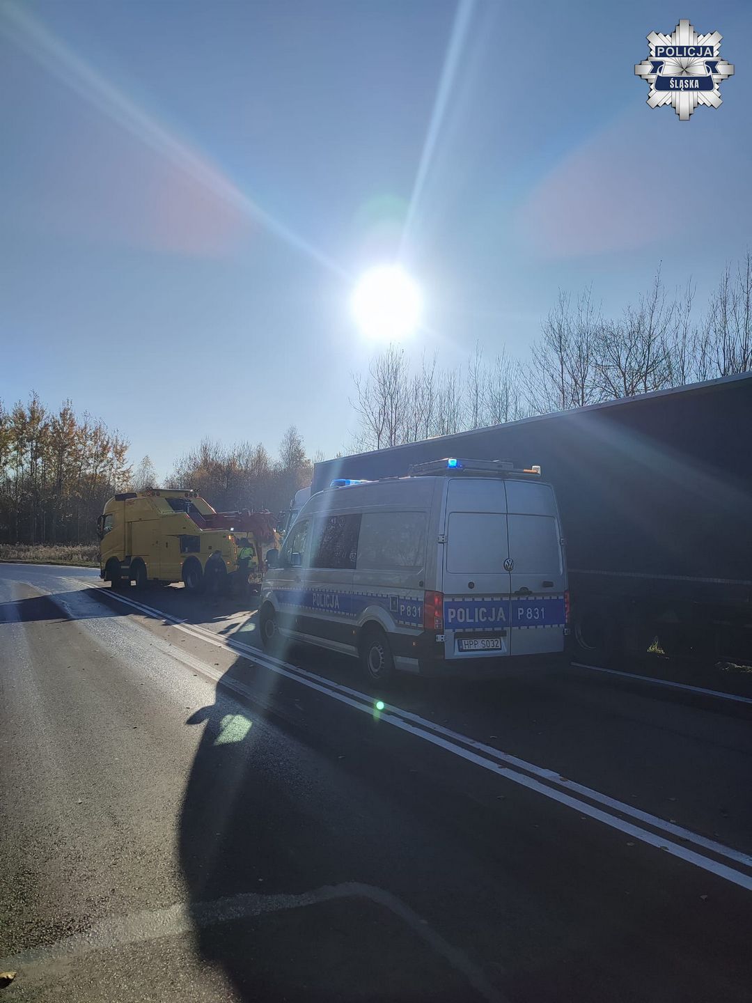 Sosnowiec. Droga ekspresowa S1 – zjazd na ulicę Teofila Lenartowicza. Wyciek oleju napędowego z ciężarówki. 6 listopada 2025.