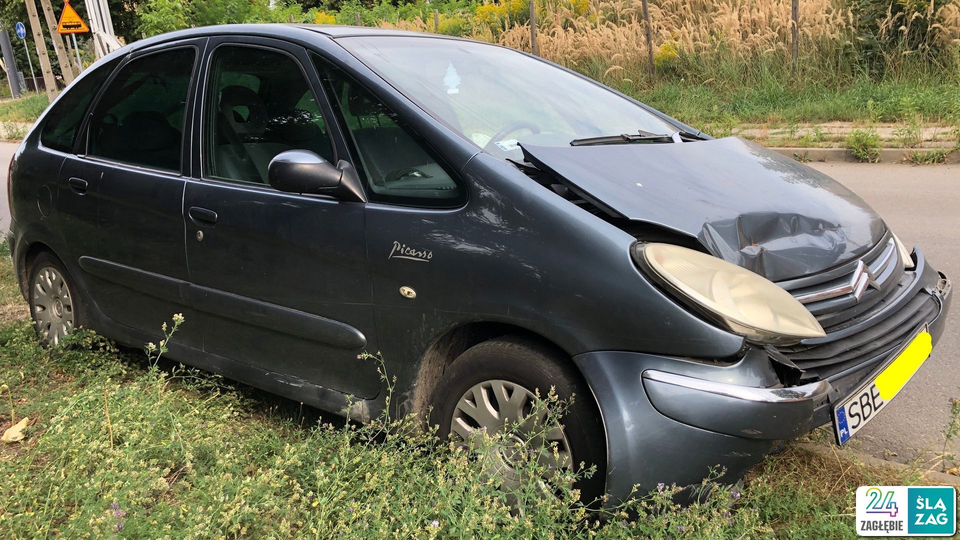Sosnowiec-Sielec-Glinka. Skrzyżowanie ulic Władysława Andersa i Spadzistej. Zderzenie  Zderzenie Citroëna Xsary Picasso z murem. 21 sierpnia 2025.