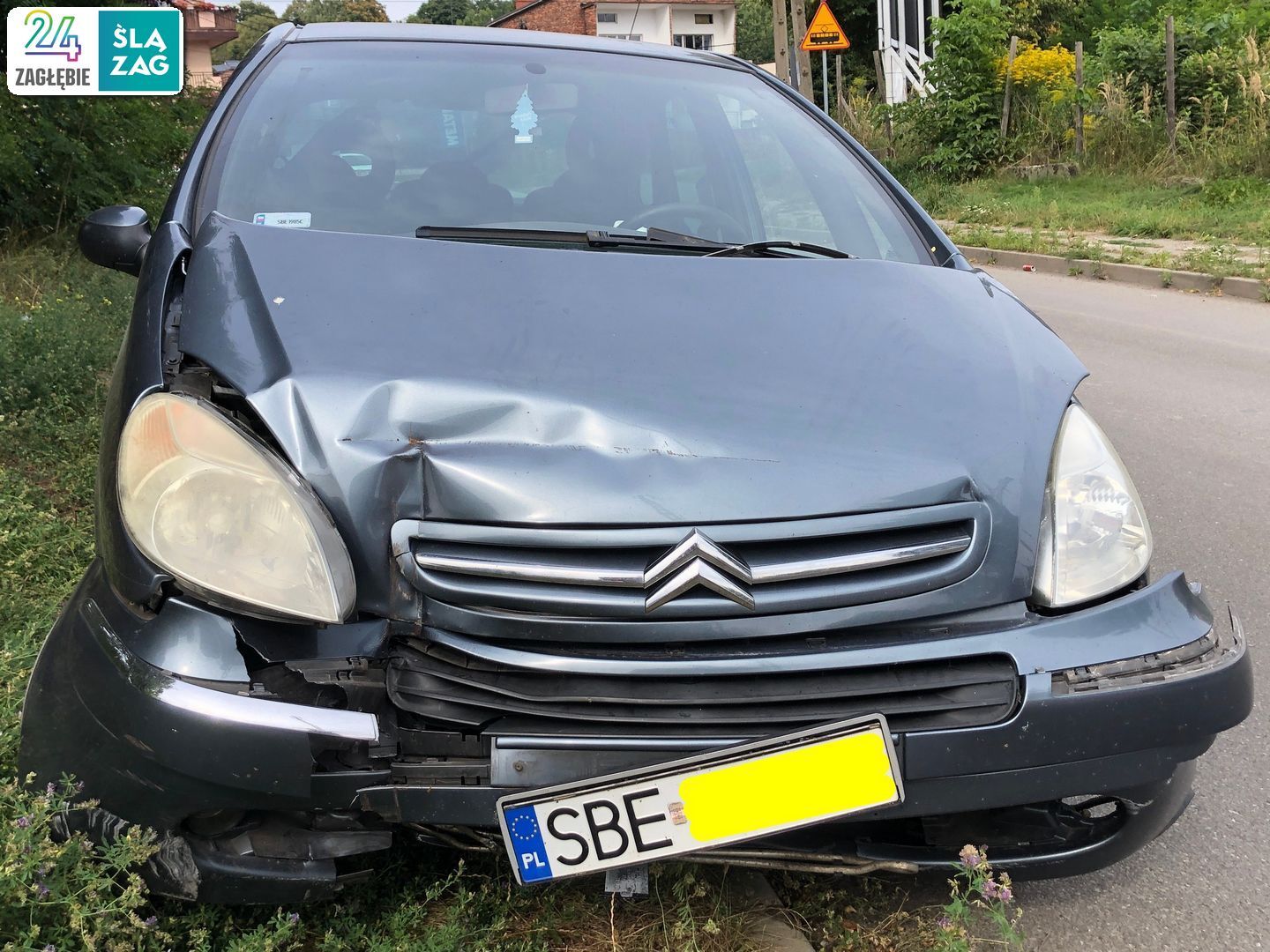 Sosnowiec-Sielec-Glinka. Skrzyżowanie ulic Władysława Andersa i Spadzistej. Zderzenie  Zderzenie Citroëna Xsary Picasso z murem. 21 sierpnia 2025.