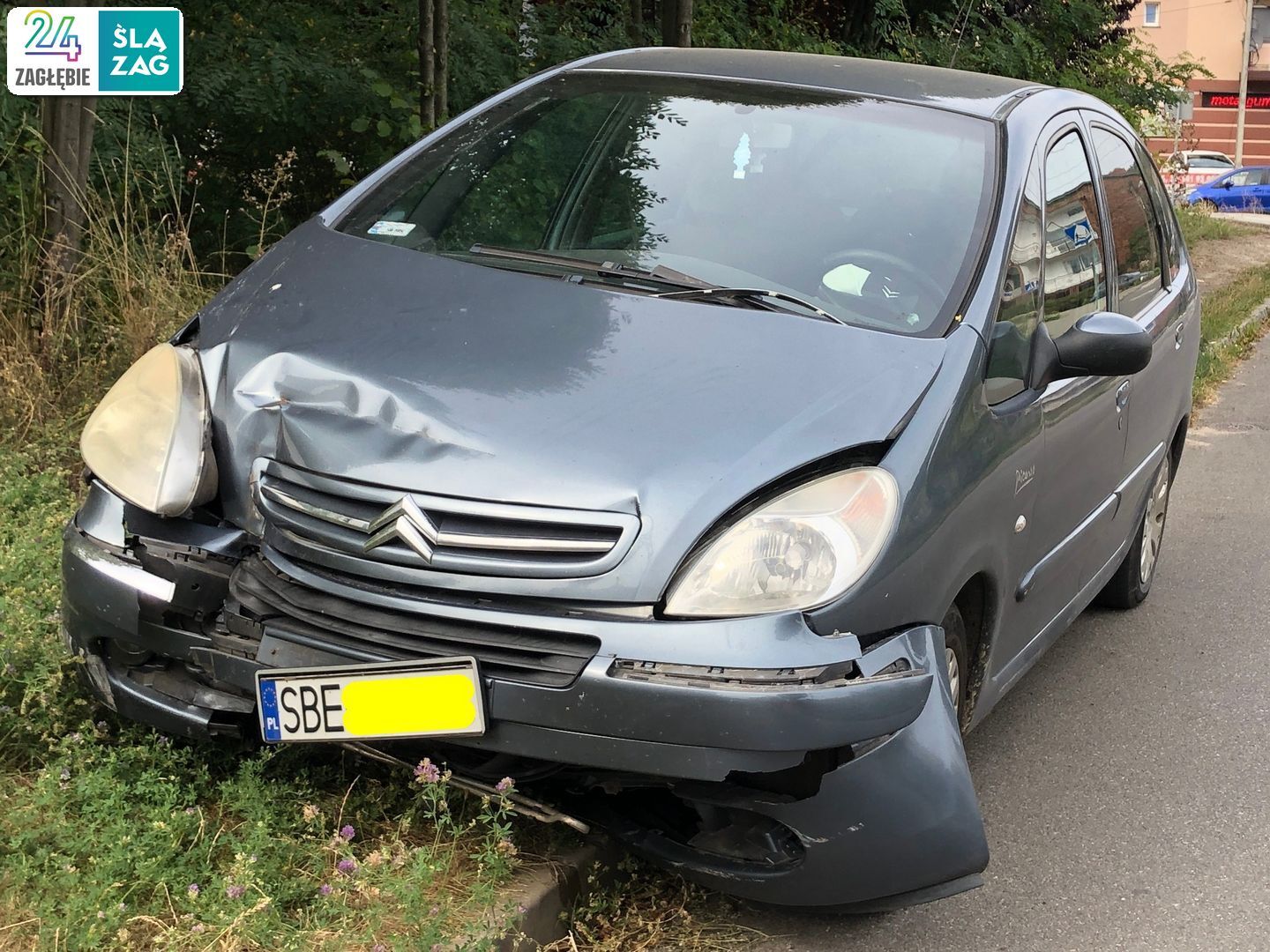 Sosnowiec-Sielec-Glinka. Skrzyżowanie ulic Władysława Andersa i Spadzistej. Zderzenie  Zderzenie Citroëna Xsary Picasso z murem. 21 sierpnia 2025.