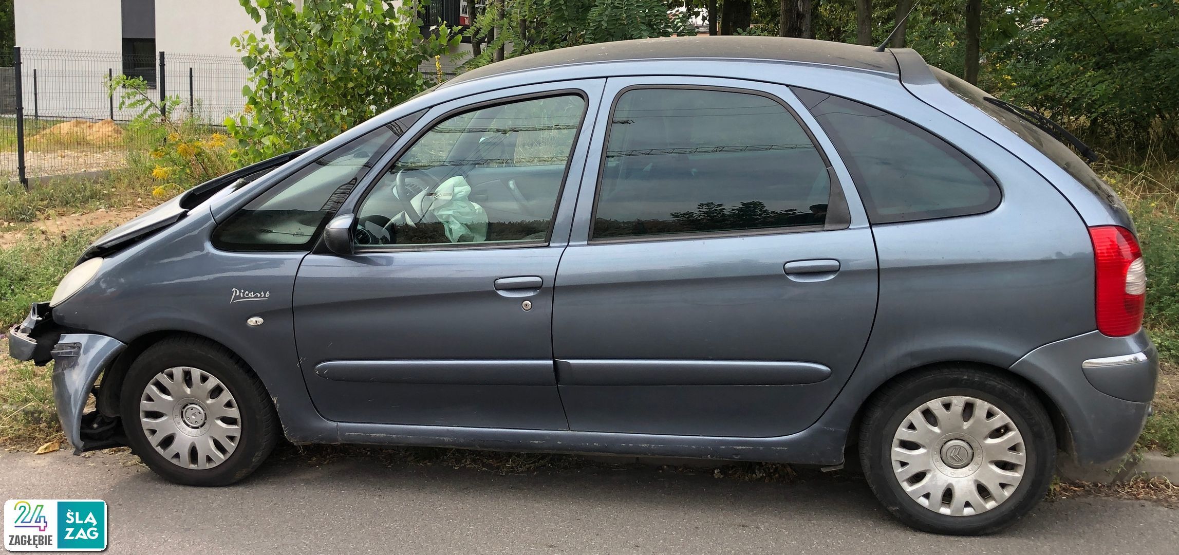 Sosnowiec-Sielec-Glinka. Skrzyżowanie ulic Władysława Andersa i Spadzistej. Zderzenie Zderzenie Citroëna Xsary Picasso z murem. 21 sierpnia 2025.