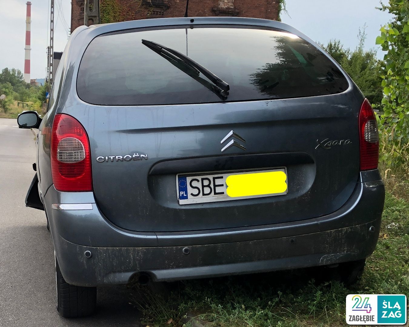 Sosnowiec-Sielec-Glinka. Skrzyżowanie ulic Władysława Andersa i Spadzistej. Zderzenie  Zderzenie Citroëna Xsary Picasso z murem. 21 sierpnia 2025.