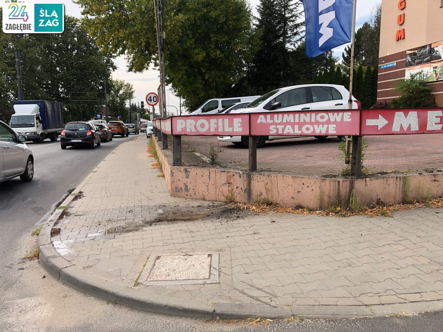 Sosnowiec-Sielec-Glinka. Skrzyżowanie ulic Władysława Andersa i Spadzistej. Zderzenie Zderzenie Citroëna Xsary Picasso z murem. 21 sierpnia 2025.