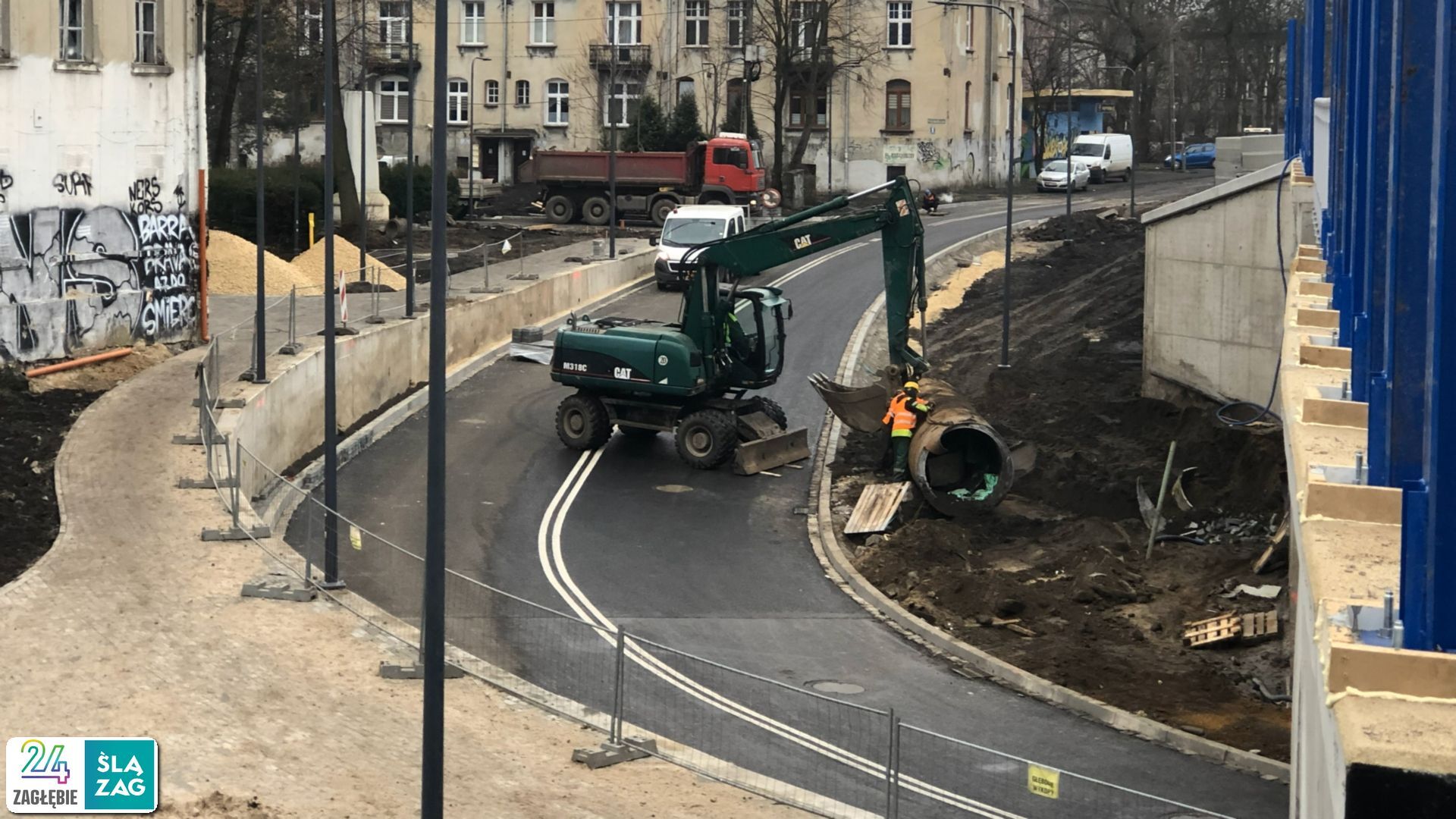 Gotowy pierwszy z trzech wiaduktów na przebudowywanej linii kolejowej przez Sosnowiec. Droga i chodniki jeszcze nie, ale przejazd otwierają
