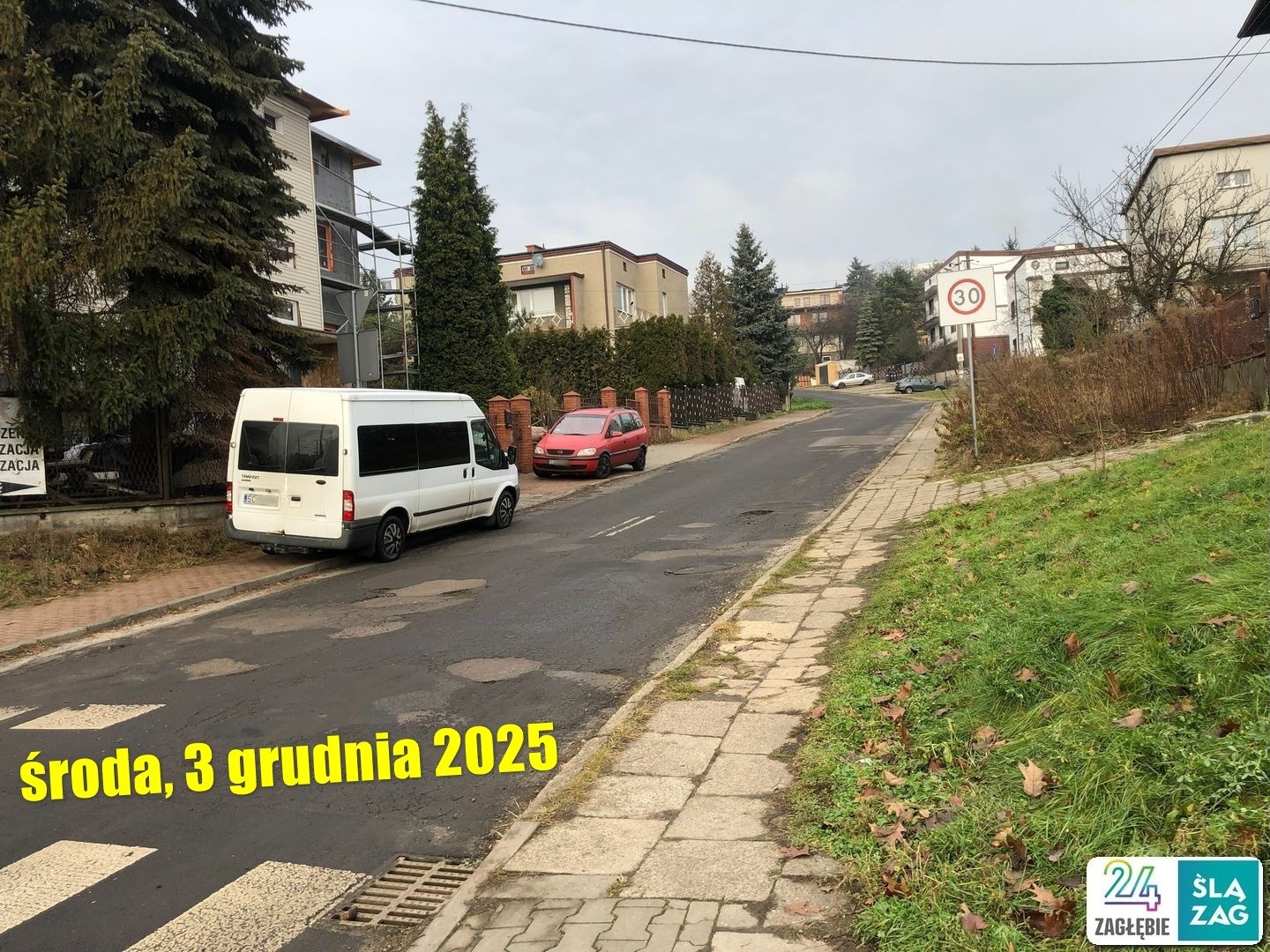 Sosnowiec-Sielec. Ulica Łukowa. Parkowanie na chodnikach. 3 grudnia 2025.