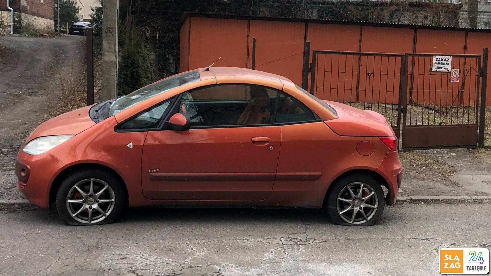 Kilkanaście samochodów w Sosnowcu bez powietrza w oponach tego samego dnia. Seryjny „przebijacz” czy przypadek?