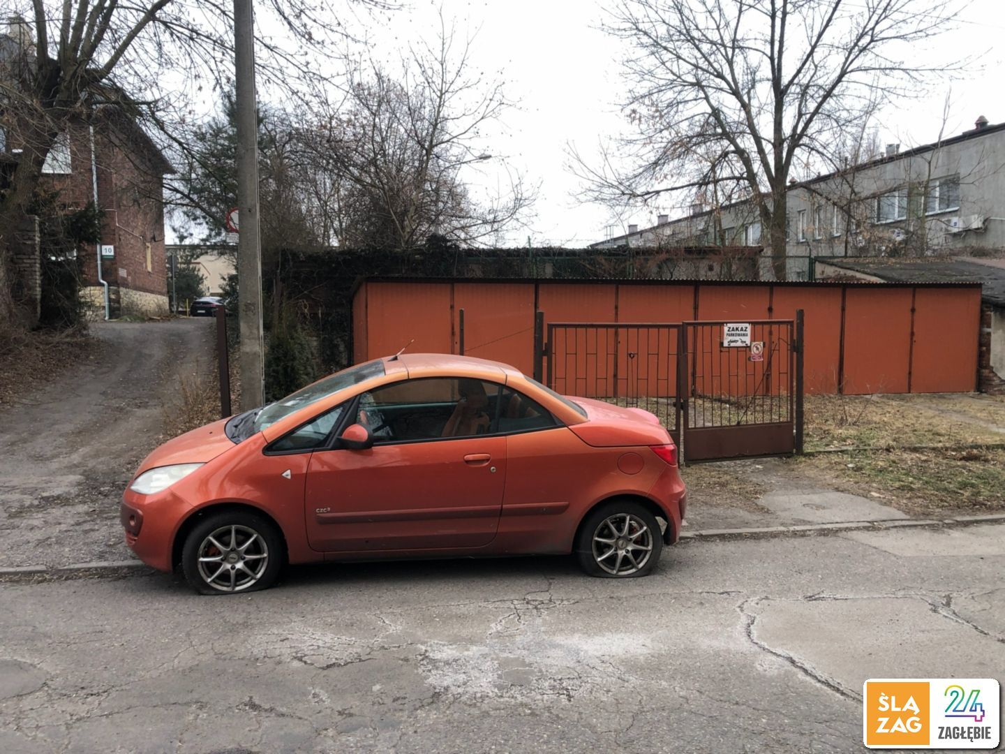 Sosnowiec-Sielec. Ulica Rzeźnicza. Zaparkował tam, gdzie sobie ktoś nie życzył? 3 gumy bez powietrza. 1 lutego 2026.