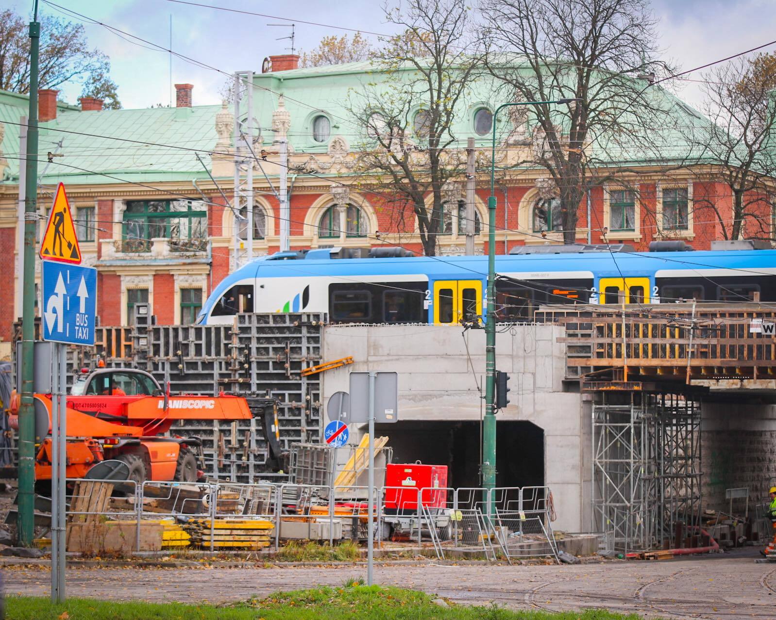 Sosnowiec-Sielec. Ulica Stefana Żeromskiego. Wiadukt kolejowy. Koniec października 2025.