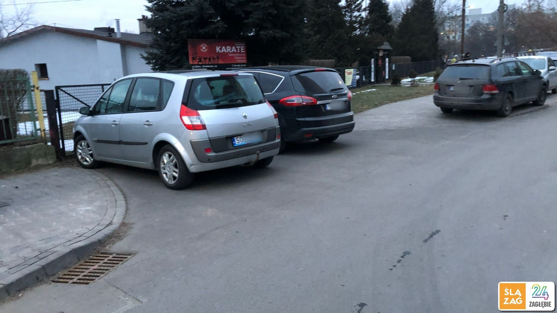 Sosnowiec-Sielec. Ulica Władysława Andersa. Przecież tylko na chwileczkę, czyli jakieś półtorej godziny treningu karate bombelków. Niech sobie piesi obejdą ulicą. 3 lutego 2026.