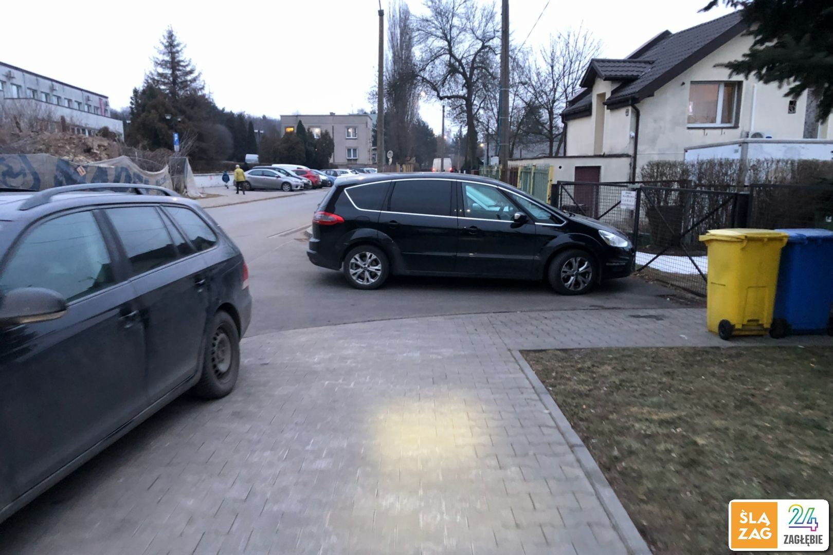 Sosnowiec-Sielec. Ulica Władysława Andersa. Przecież tylko na chwileczkę, czyli jakieś półtorej godziny treningu karate bombelków. Niech sobie piesi obejdą ulicą. 3 lutego 2026.