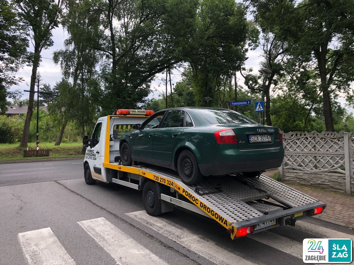 Sosnowiec. Skrzyżowanie ulic Franciszkańskiej i Stanisława Mikołajczyka. Laweta wywozi uszkodzony pojazd maczetą przez mężczyznę, którego Policja zastrzeliła rano. 31 lipca 2025.
